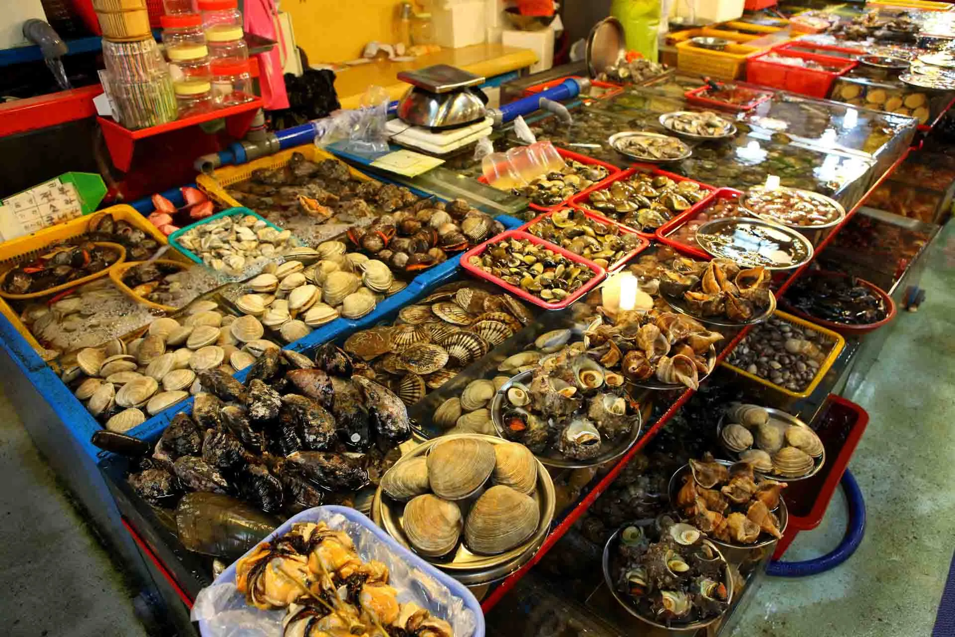 Äyriäiskojuja Jagalchi-kalatorilla Busanissa