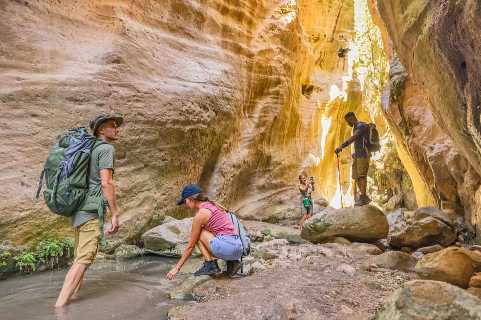 Avakas-rotko on noin 3 km pitkä ja jopa 30 metriä syvä Avakas-rotko on noin 3 km pitkä ja jopa 30 metriä syvä