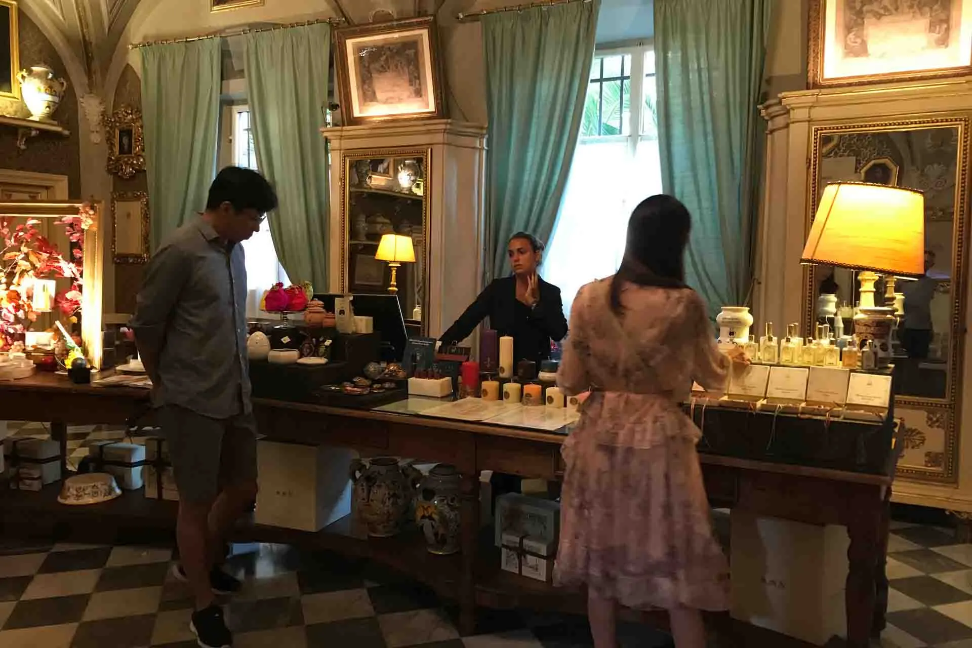 Historiallinen apteekki asiakkaineen ja vanhanaikaisine sisustuksineen Historiallinen apteekki asiakkaineen ja vanhanaikaisine sisustuksineen