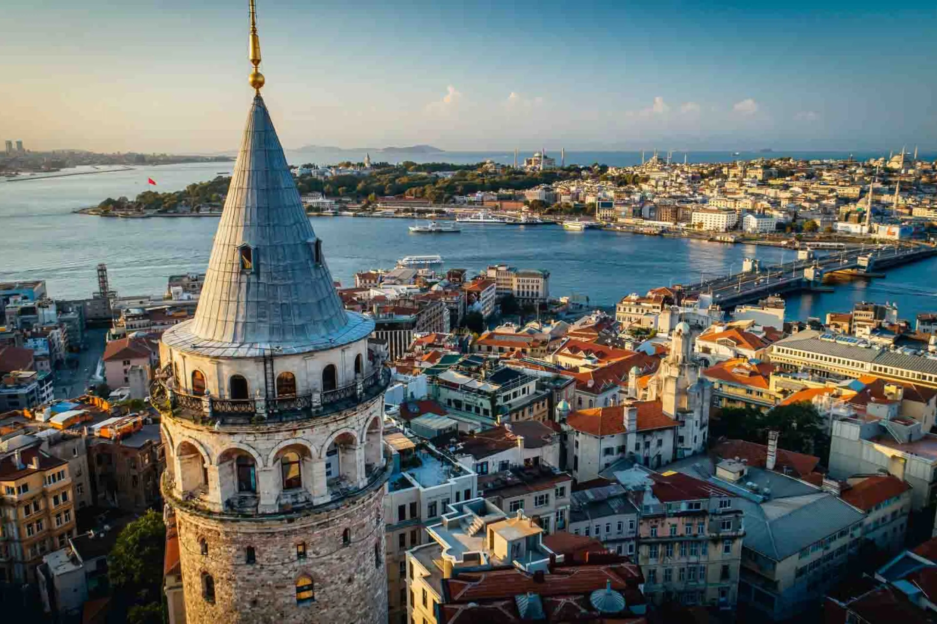 Galata-torni näkymällä Galata-sillalle ja Kultaiselle sarvelle