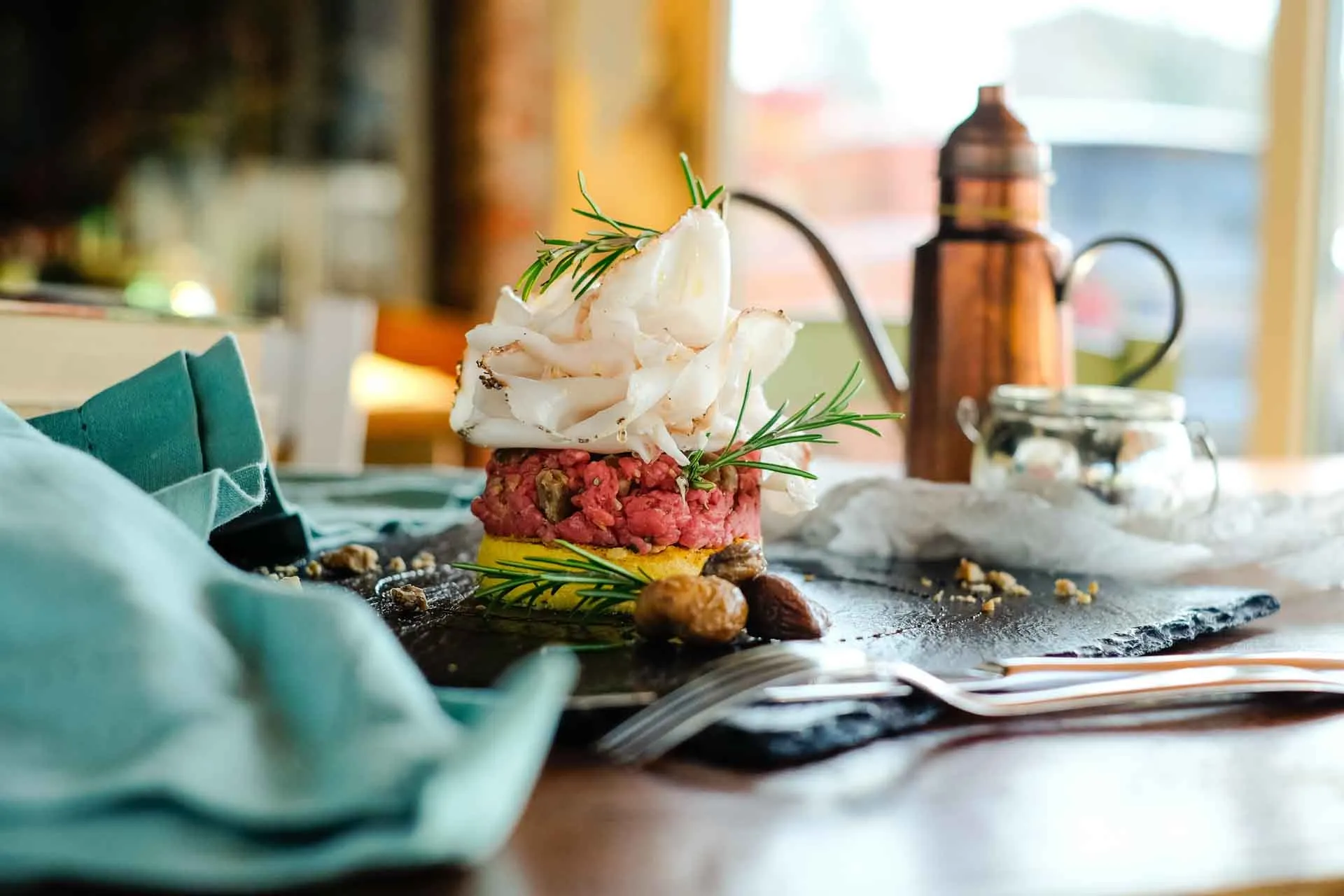 Burger lardon ja tuoreiden yrttien kera Burger lardon ja tuoreiden yrttien kera