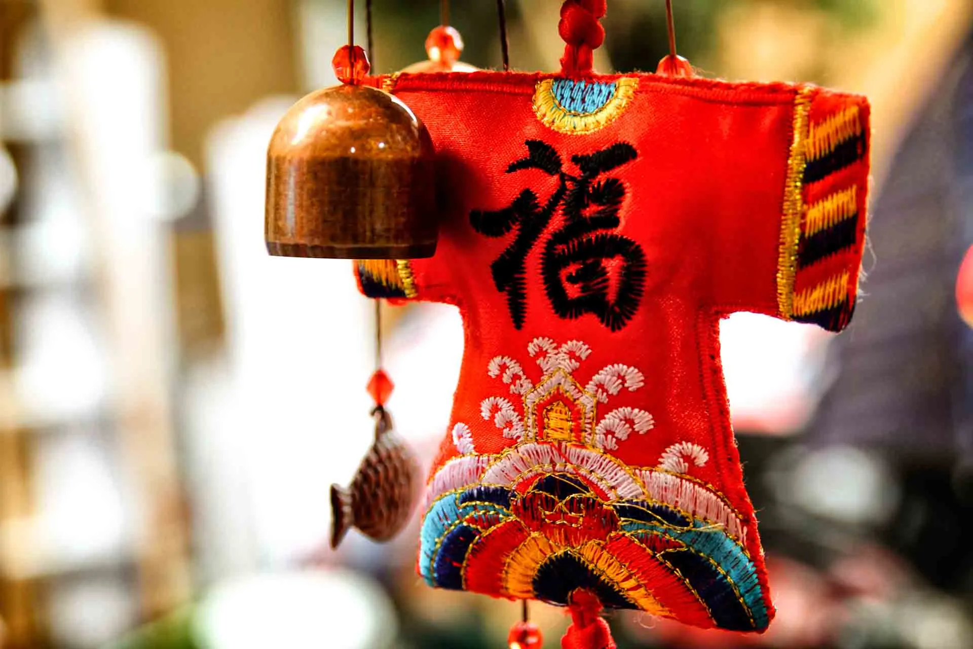 Kiinalainen onnenamuletissa merkki 福 (fú), joka tarkoittaa onnea ja siunausta Kiinalainen onnenamuletissa merkki 福 (fú), joka tarkoittaa onnea ja siunausta