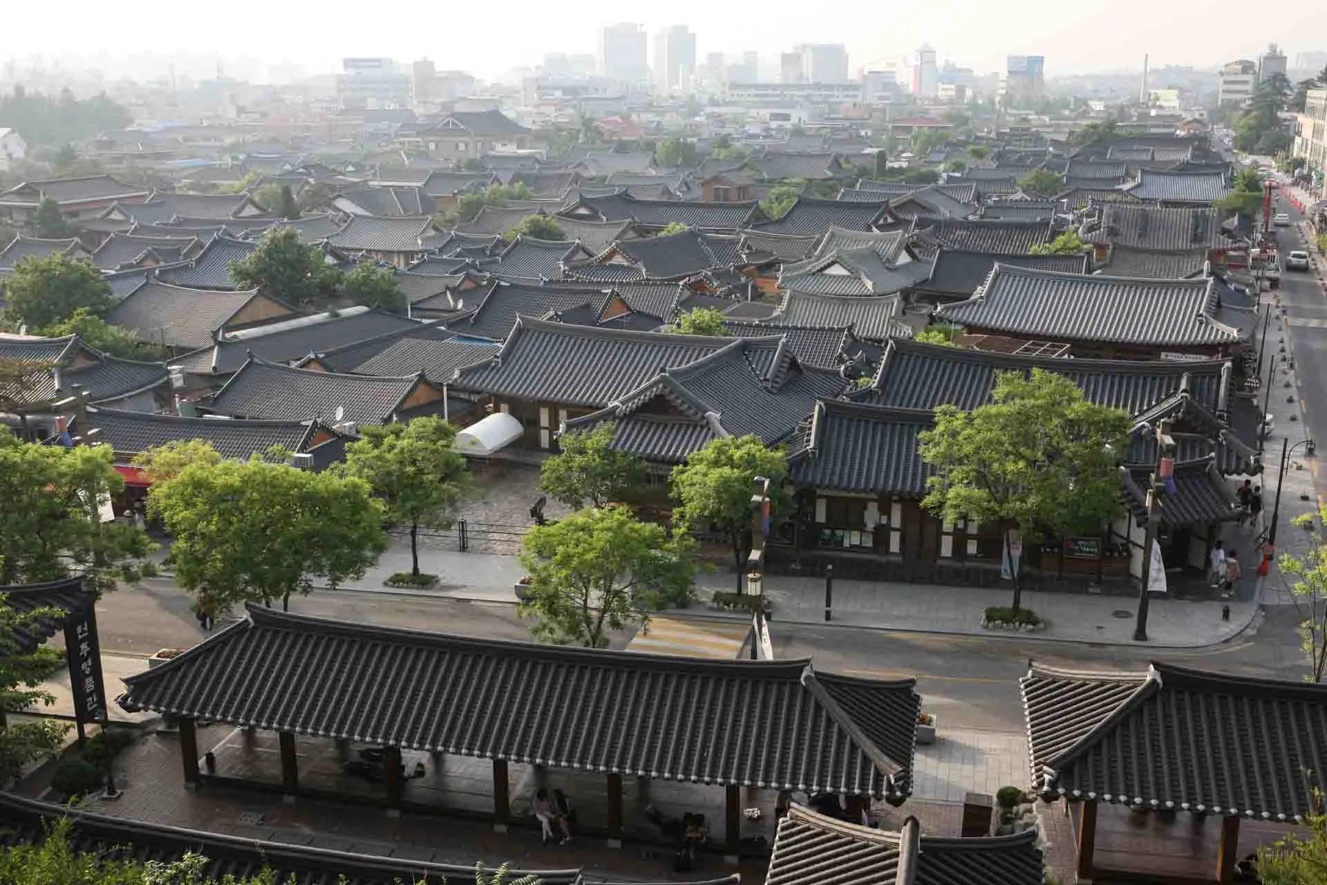 Jeonju Hanok Village käsittää yli 700 säilynyttä perinteistä hanok-taloa
