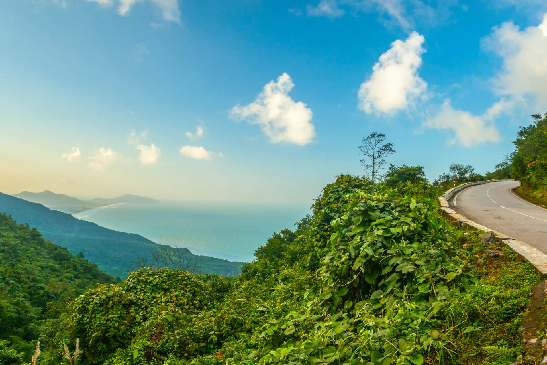 Kaunis ajomatka Hai Van -solan läpi Kaunis ajomatka Hai Van -solan läpi