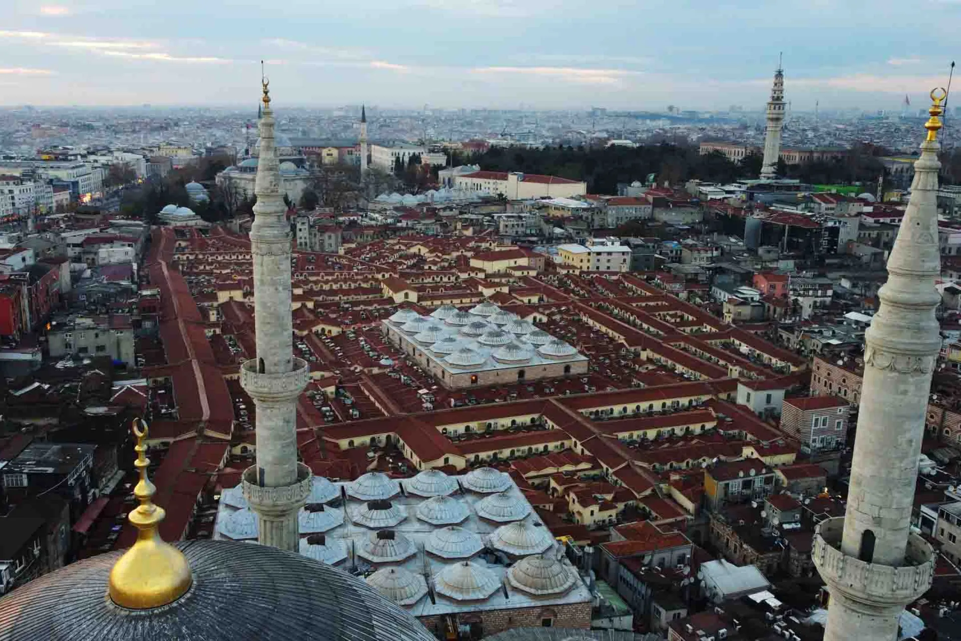 Ylhäältä katsottuna Suuri basaari muistuttaa kattojen ja kupolien labyrinttia