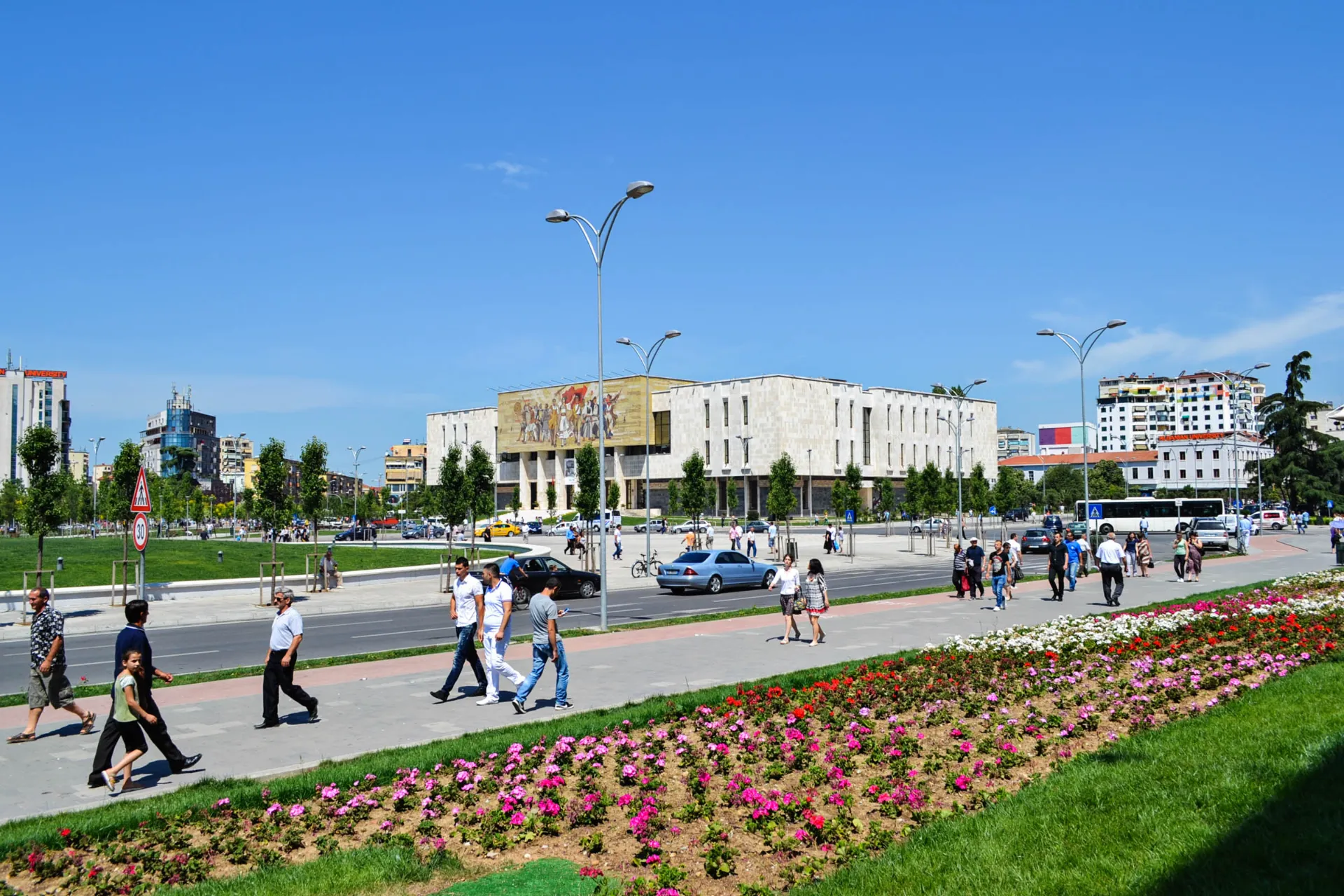 Tiranan keskusaukio Skanderbeg ja taustalla kansallinen historiallinen museo