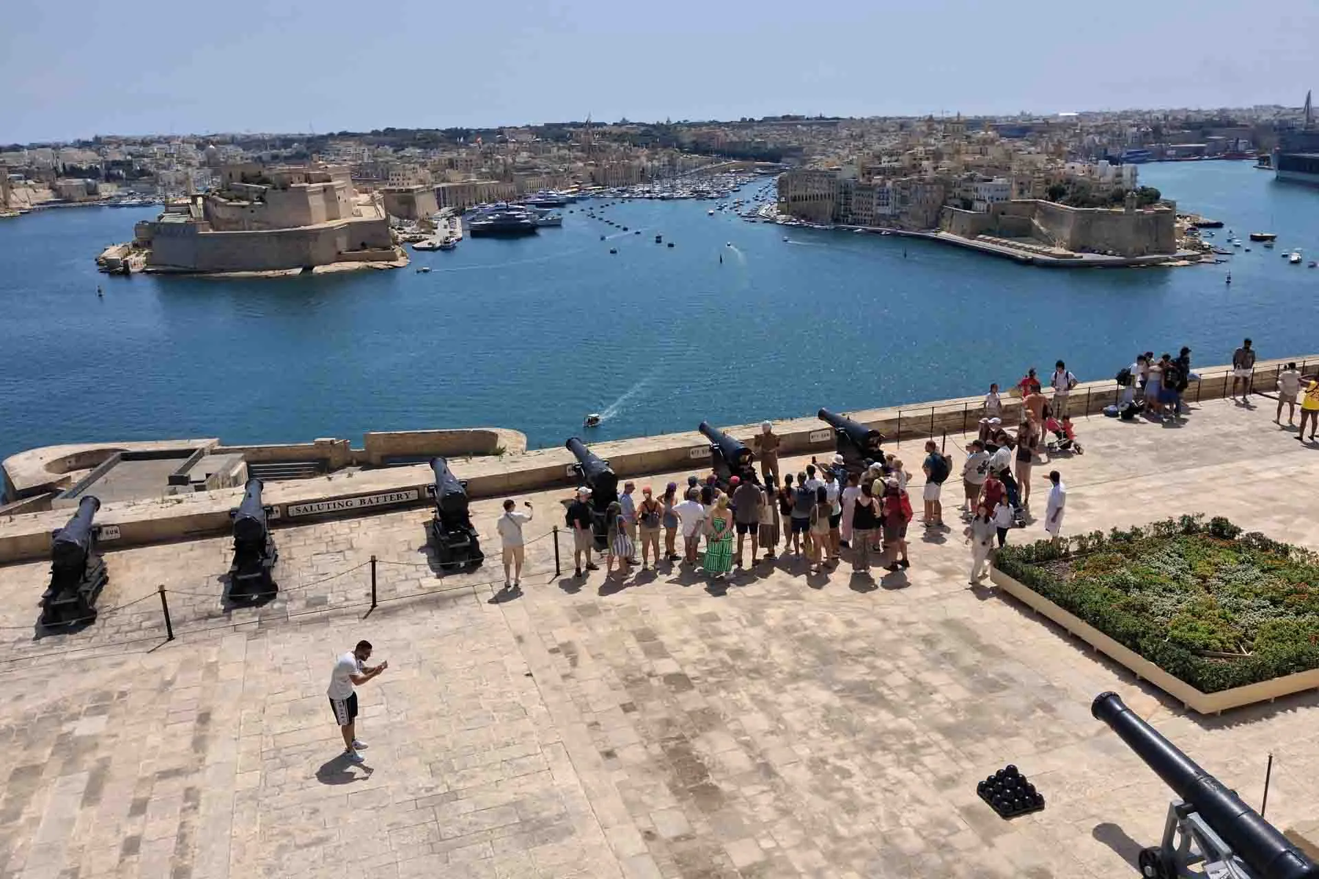 Näkymä Upper Barrakka Gardensista Vallettassa Näkymä Upper Barrakka Gardensista Vallettassa