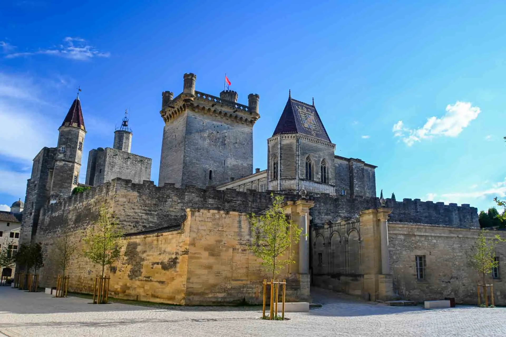 Kuuluisa herttuapalatsi Uzèsissa on d’Uzès-suvun yksityisomistuksessa