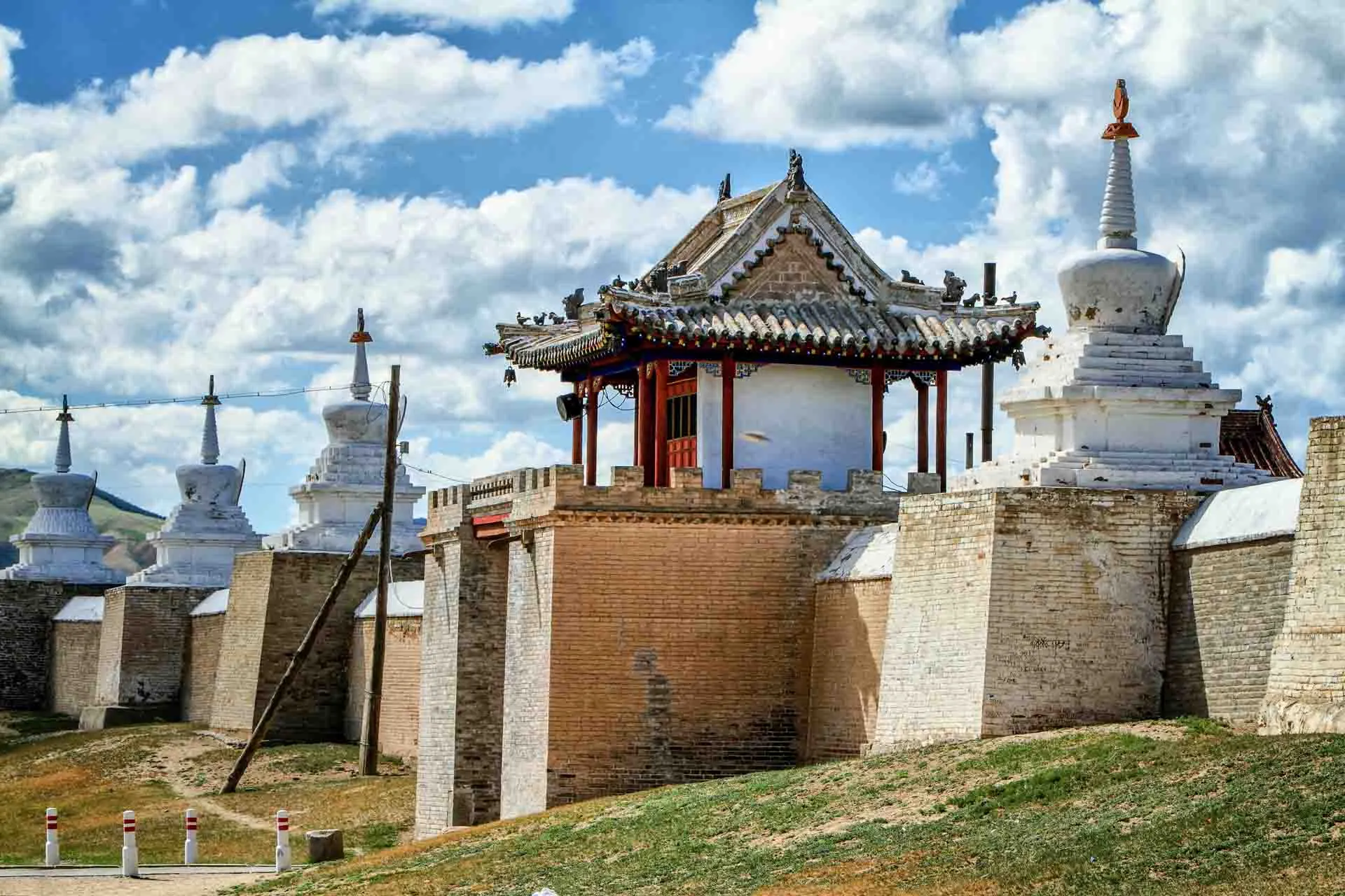 Erdene Zuu -luostari Kharkhorinissa, Mongolia – maan vanhin buddhalainen luostari Erdene Zuu -luostari Kharkhorinissa, Mongolia – maan vanhin buddhalainen luostari