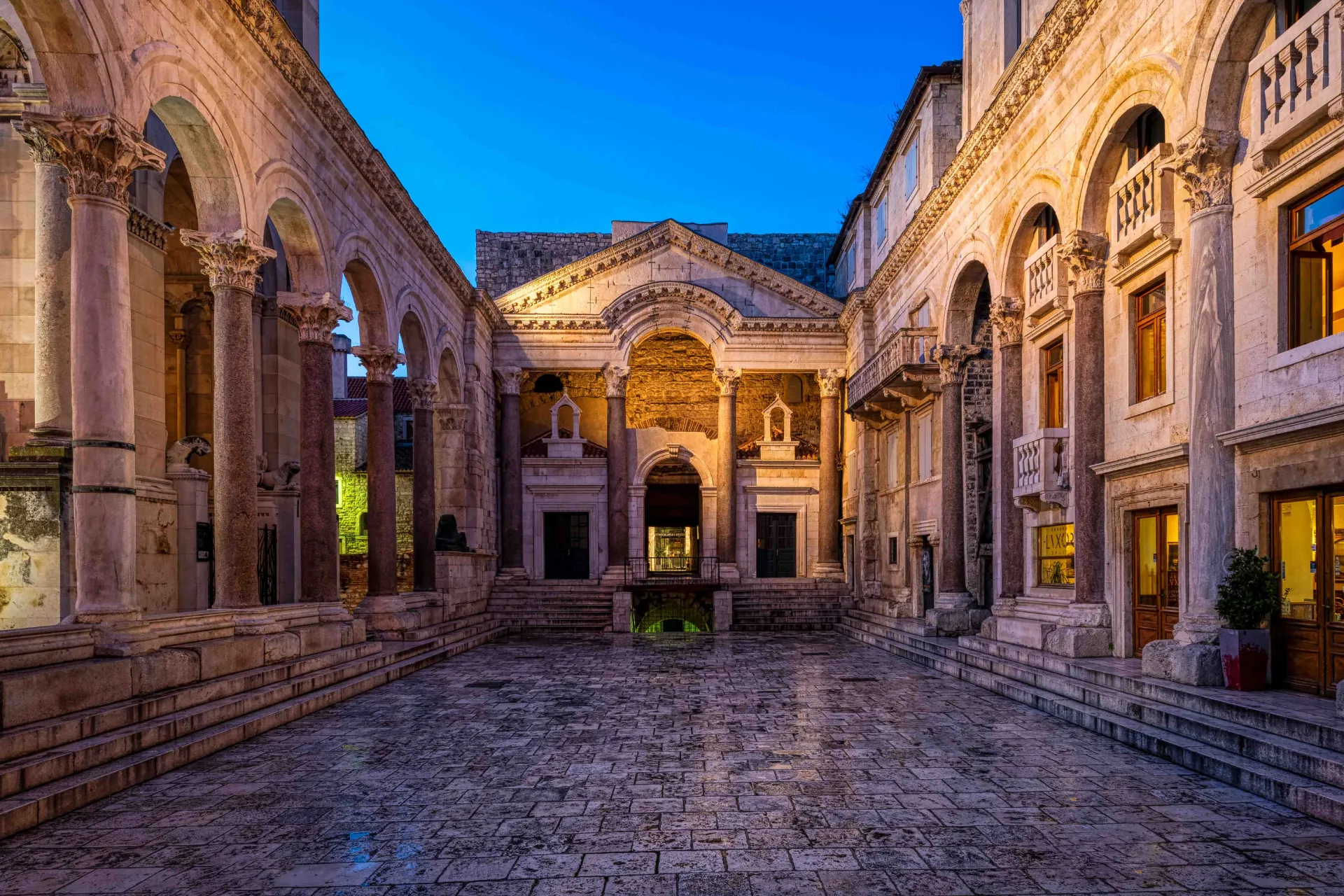 Diocletianuksen palatsi Splitissä – upea roomalainen rakennus vuodelta 300, jossa historia ja nykyaika kohtaavat kaupungin sydämessä