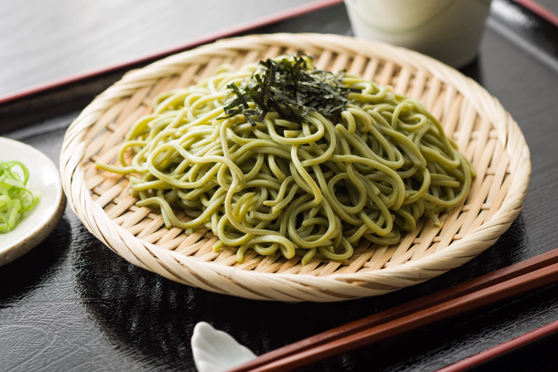 Cha soba – kylmät japanilaiset nuudelit vihreällä teellä ja norilla