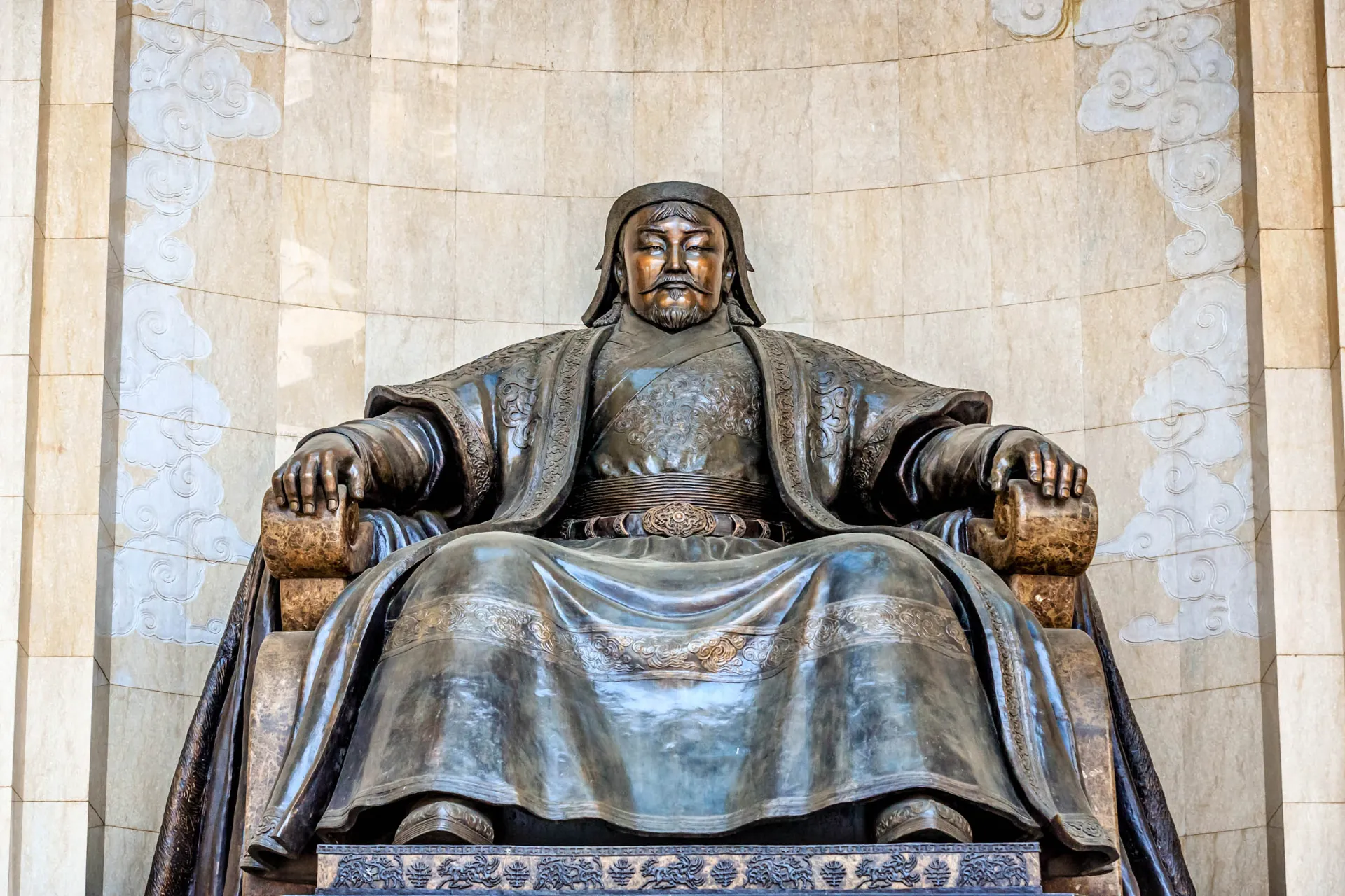 Monumentaalinen Tšingis-kaanin patsas parlamentin edessä Ulan Batorissa Monumentaalinen Tšingis-kaanin patsas parlamentin edessä Ulan Batorissa