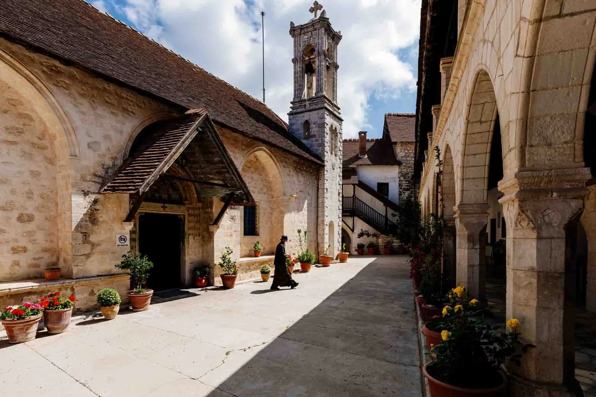 Kykkoksen luostari (Panagia tou Kykkou) on yksi Kyproksen rikkaimmista ja merkittävimmistä luostareista Kykkoksen luostari (Panagia tou Kykkou) on yksi Kyproksen rikkaimmista ja merkittävimmistä luostareista