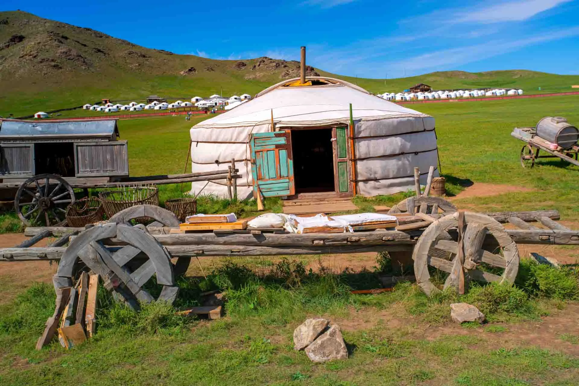 Perinteinen mongolialainen jurtta taustalla oleva paimentolaisleiri Perinteinen mongolialainen jurtta taustalla oleva paimentolaisleiri