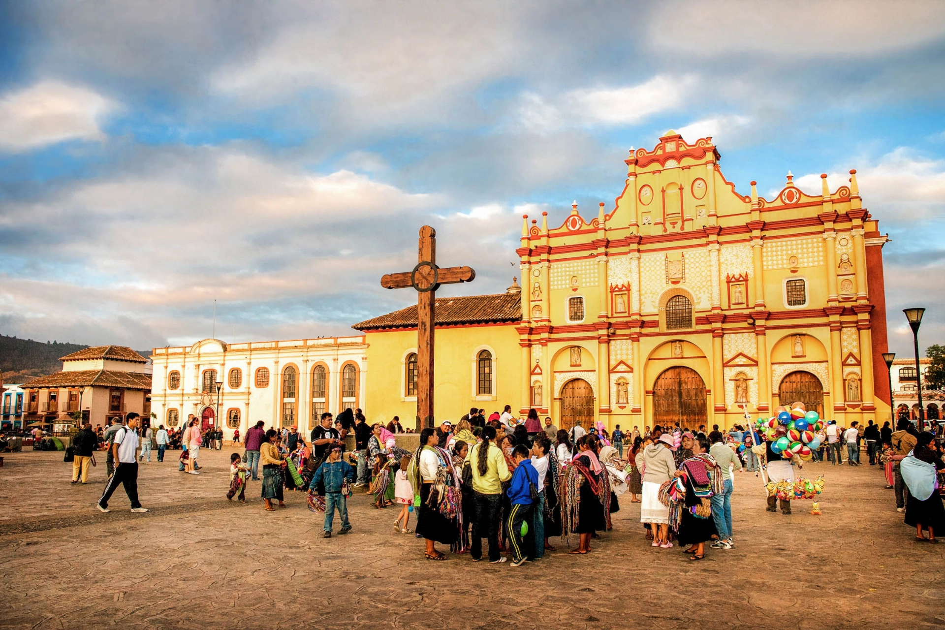 Plaza 31 de Marzo San Cristóbalin katedraalin taustalla