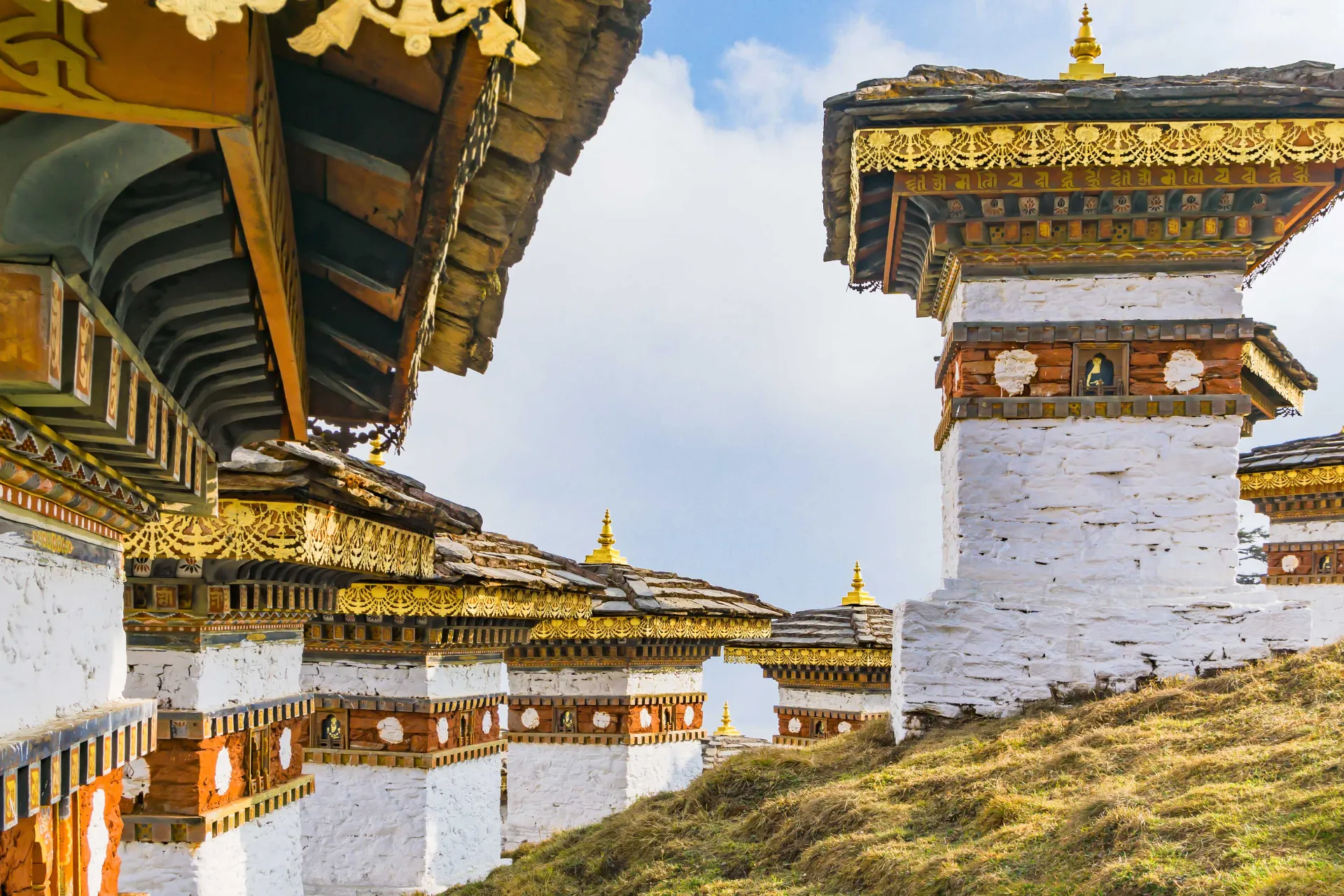 Dochula-sola tunnetaan sen 108 "stupasta", jotka on rakennettu kunniaksi kaatuneille bhutanilaisille sotilaille