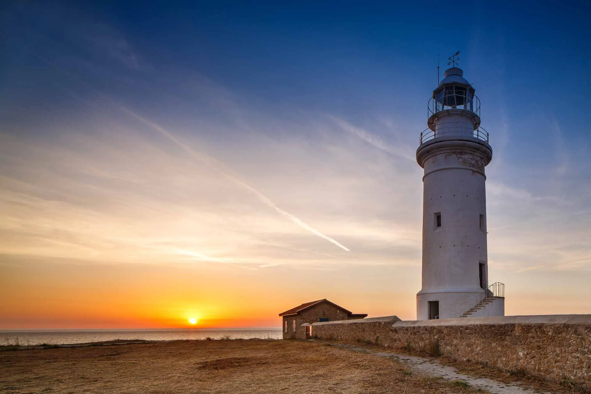 Auringonlasku majakalla Paphoksen arkeologisessa puistossa Auringonlasku majakalla Paphoksen arkeologisessa puistossa