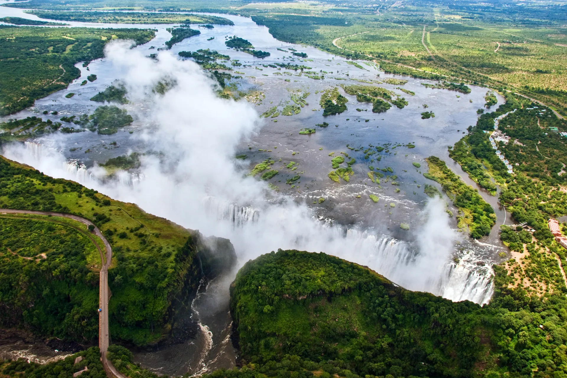 Victorian putoukset ovat 1 708 metriä leveät ja 108 metriä korkeat Victorian putoukset ovat 1 708 metriä leveät ja 108 metriä korkeat