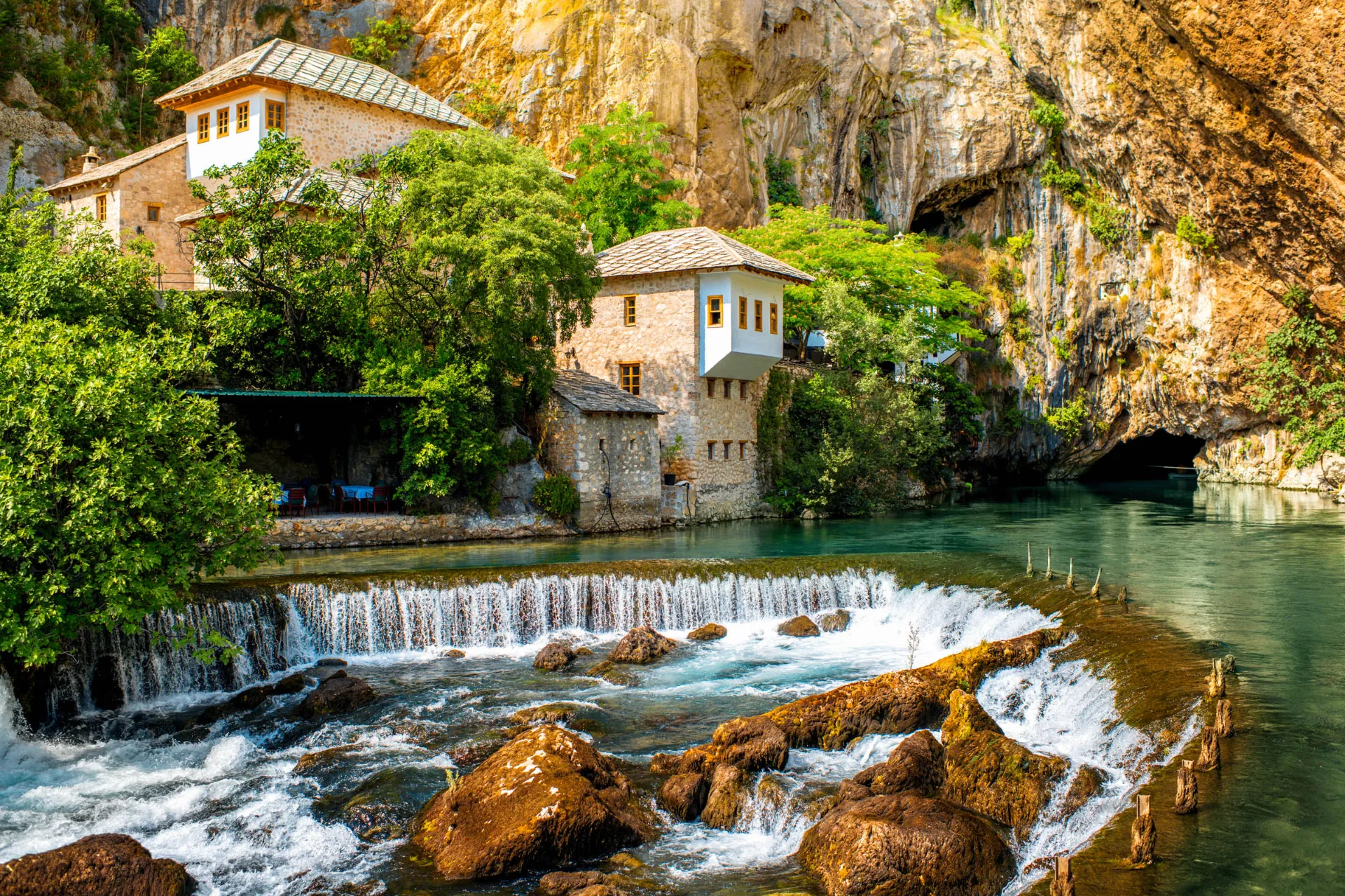 Vesiputous Blagaj Tekija -luostarin luona