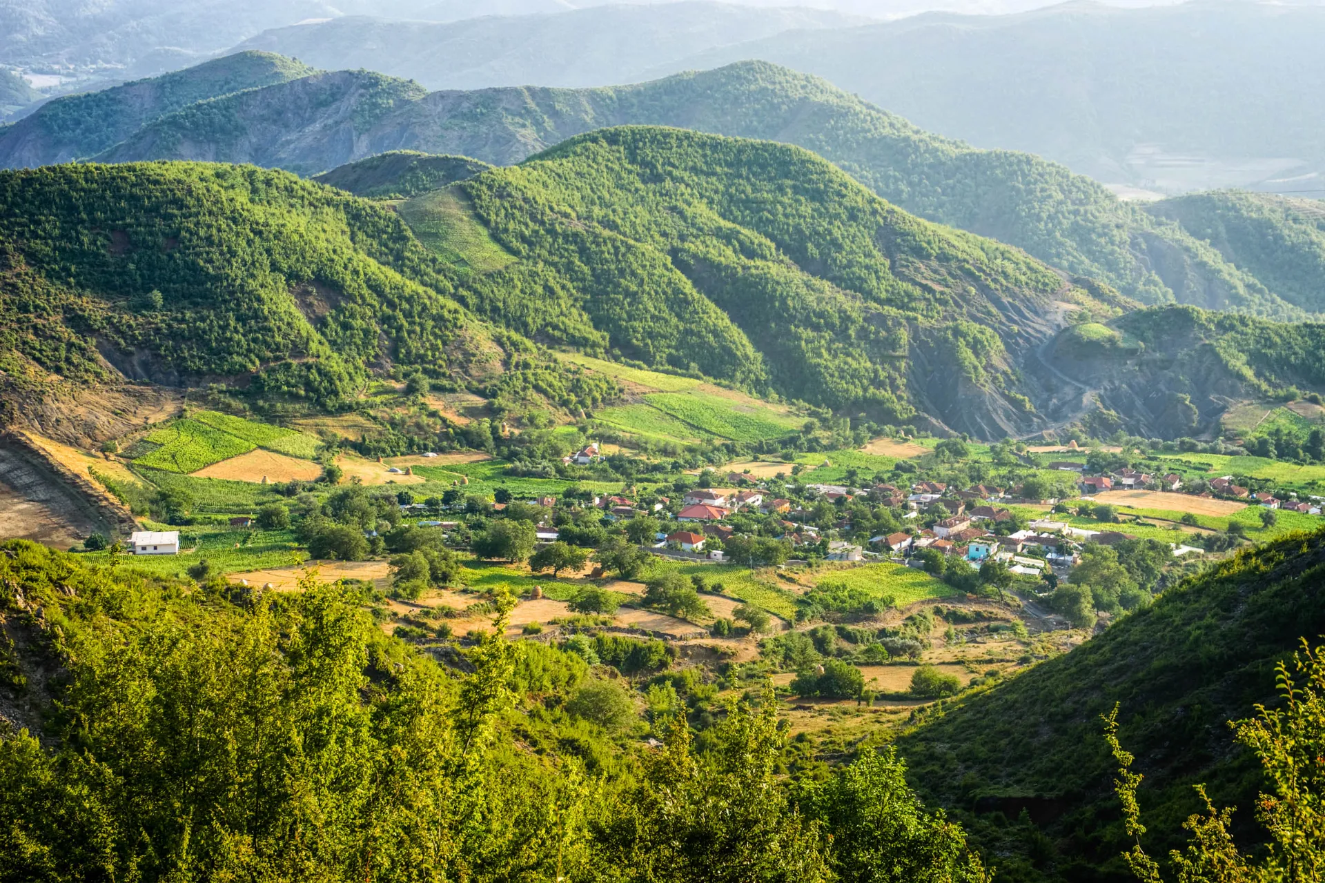 Elbasan, Albania – historiallinen kaupunki, tunnettu ottomaanilinnoituksesta, vanhoista moskeijoista ja elävästä kulttuurista