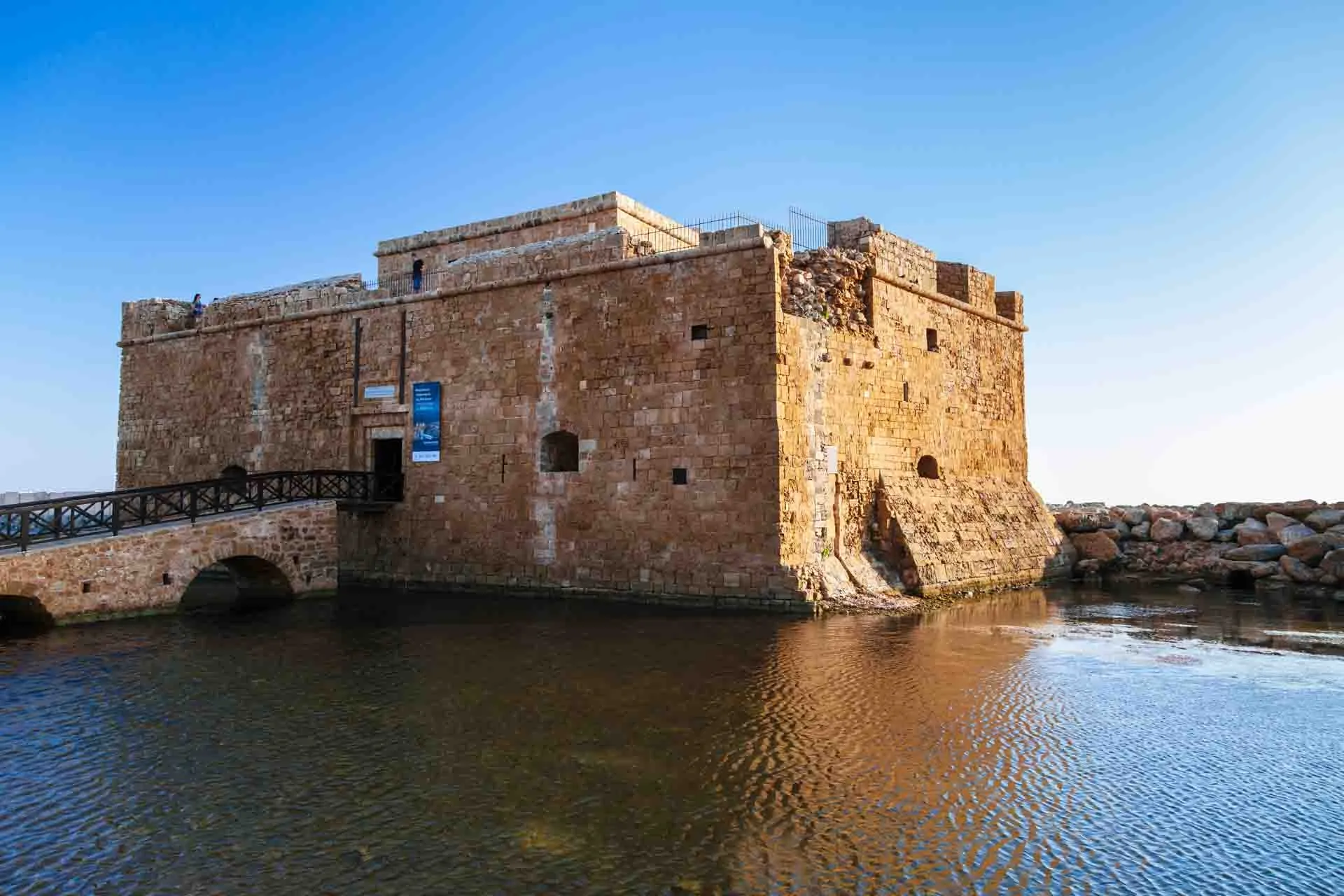 Paphoksen linnaa on käytetty aikojen saatossa vankilana, varuskuntana ja jopa suolavarastona Paphoksen linnaa on käytetty aikojen saatossa vankilana, varuskuntana ja jopa suolavarastona