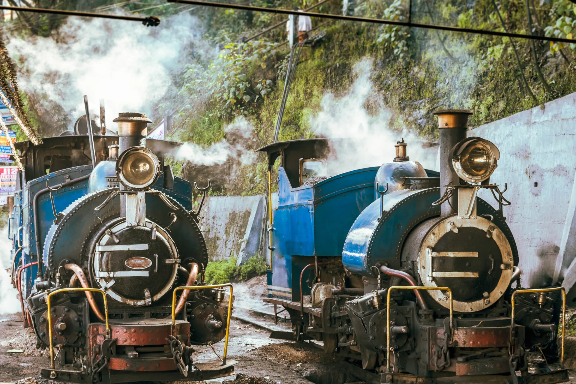 Darjeelingin lelujuna kulkee New Jalpaigurista Himalajan juurelta Darjeelingiin n. 2 000 m korkeuteen - n. 88 km