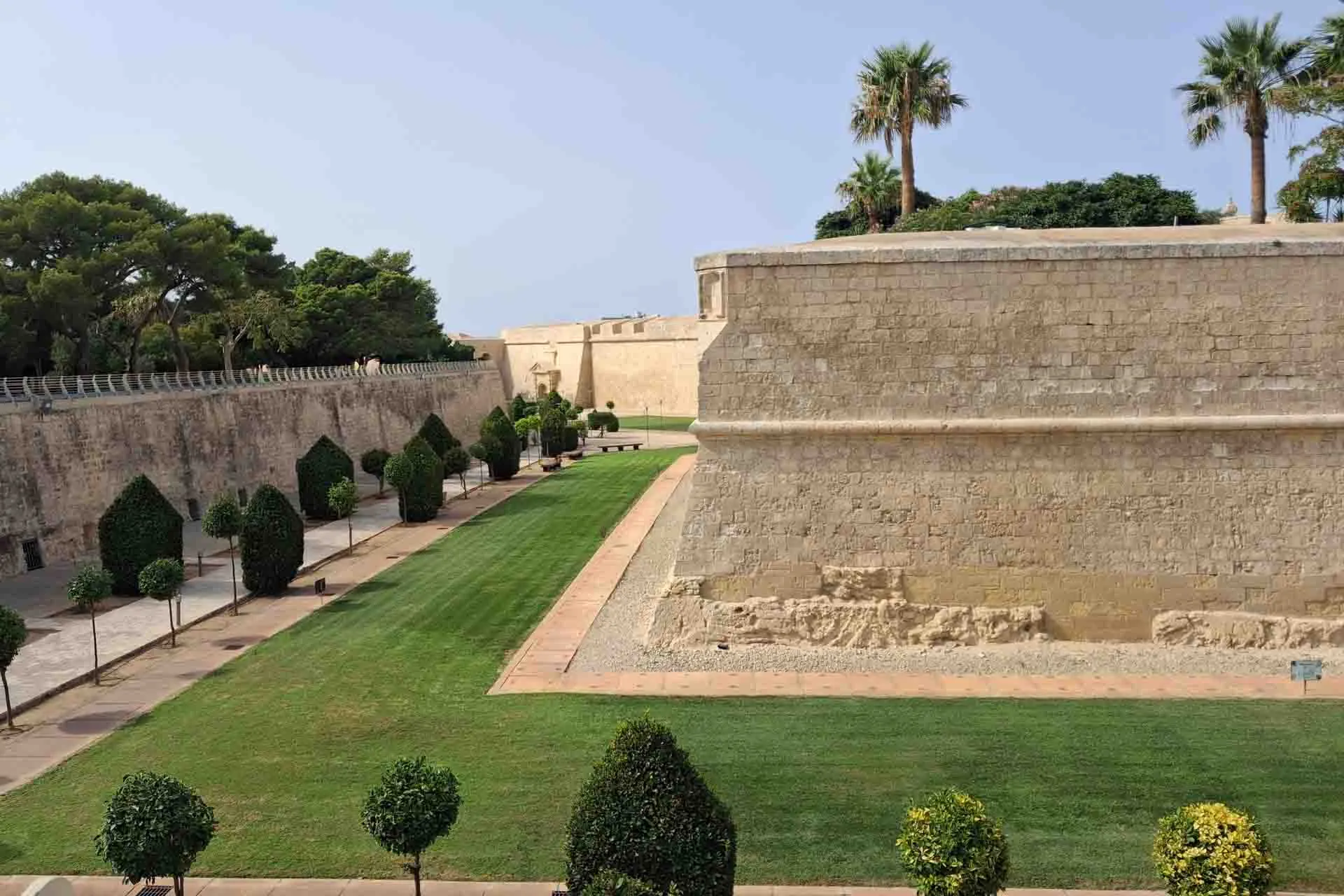 Kaupunginmuuri ja hyvin hoidetut puutarhat Mdinan sisäänkäynnillä, Maltan vanhassa pääkaupungissa Kaupunginmuuri ja hyvin hoidetut puutarhat Mdinan sisäänkäynnillä, Maltan vanhassa pääkaupungissa