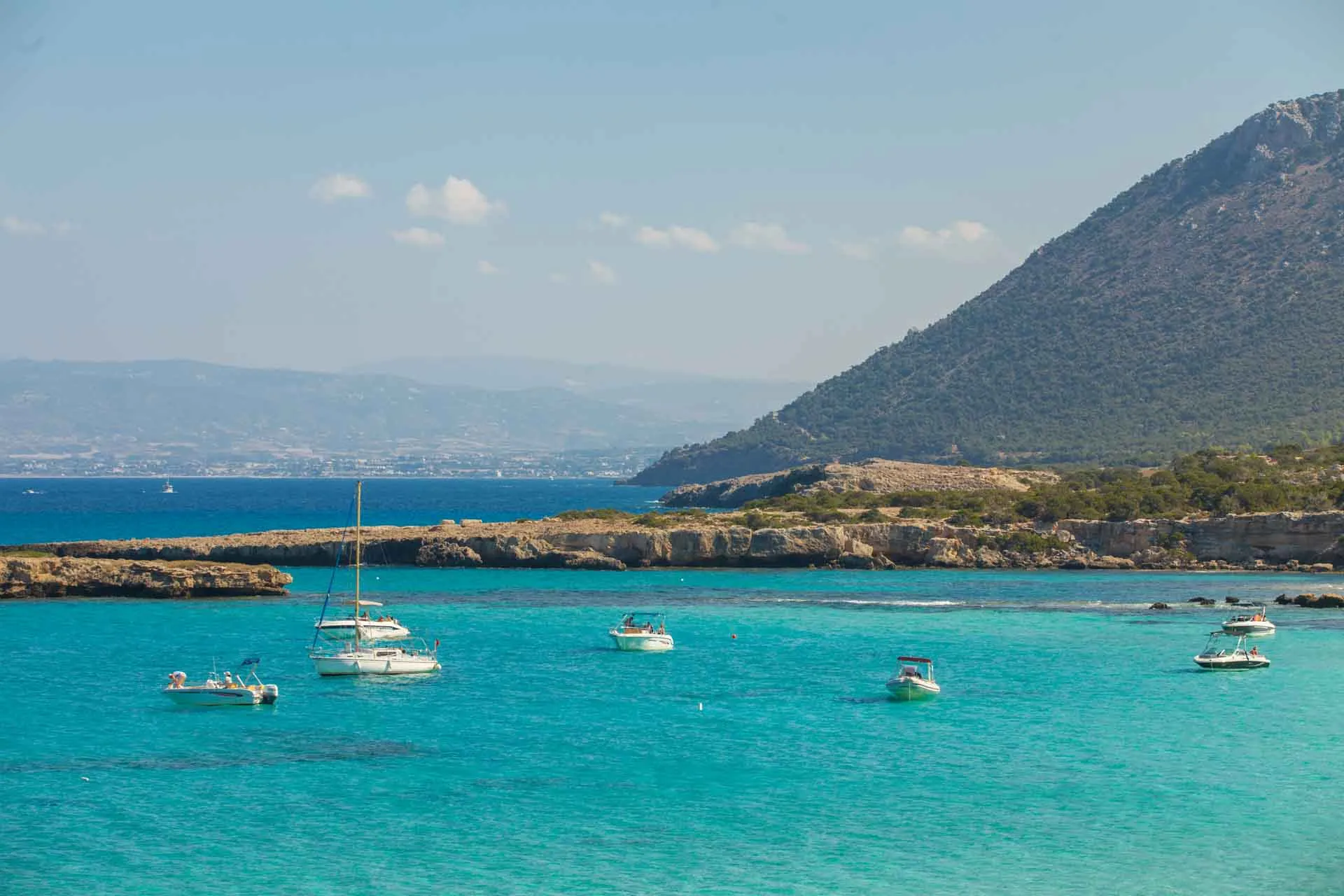 Blue Lagoon Akamasin niemimaalla kirkkaalla ja turkoosinsinisellä vedellä Blue Lagoon Akamasin niemimaalla kirkkaalla ja turkoosinsinisellä vedellä