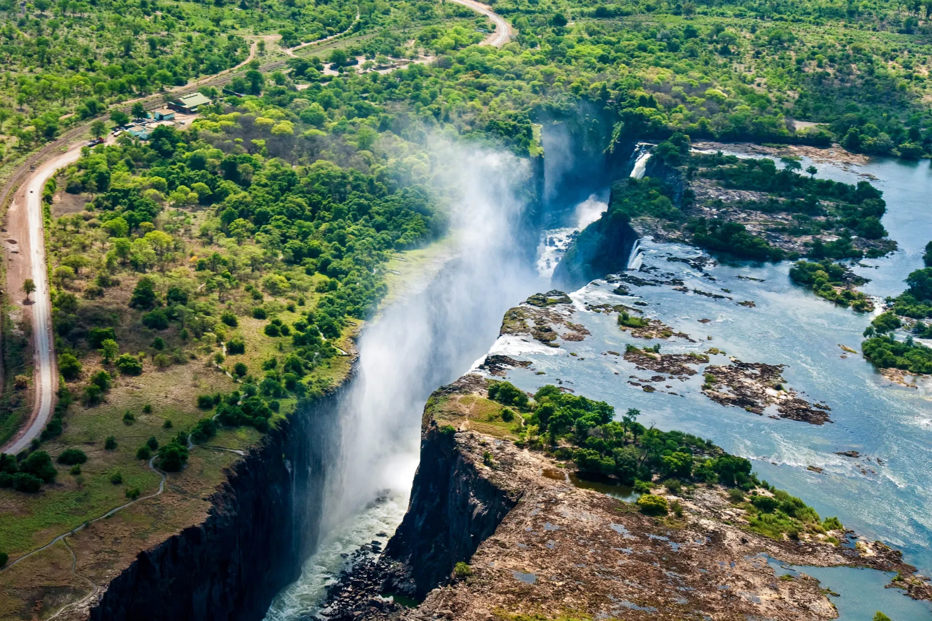 Keskimäärin putoaa noin 1,1 miljoonaa litraa vettä sekunnissa Keskimäärin putoaa noin 1,1 miljoonaa litraa vettä sekunnissa