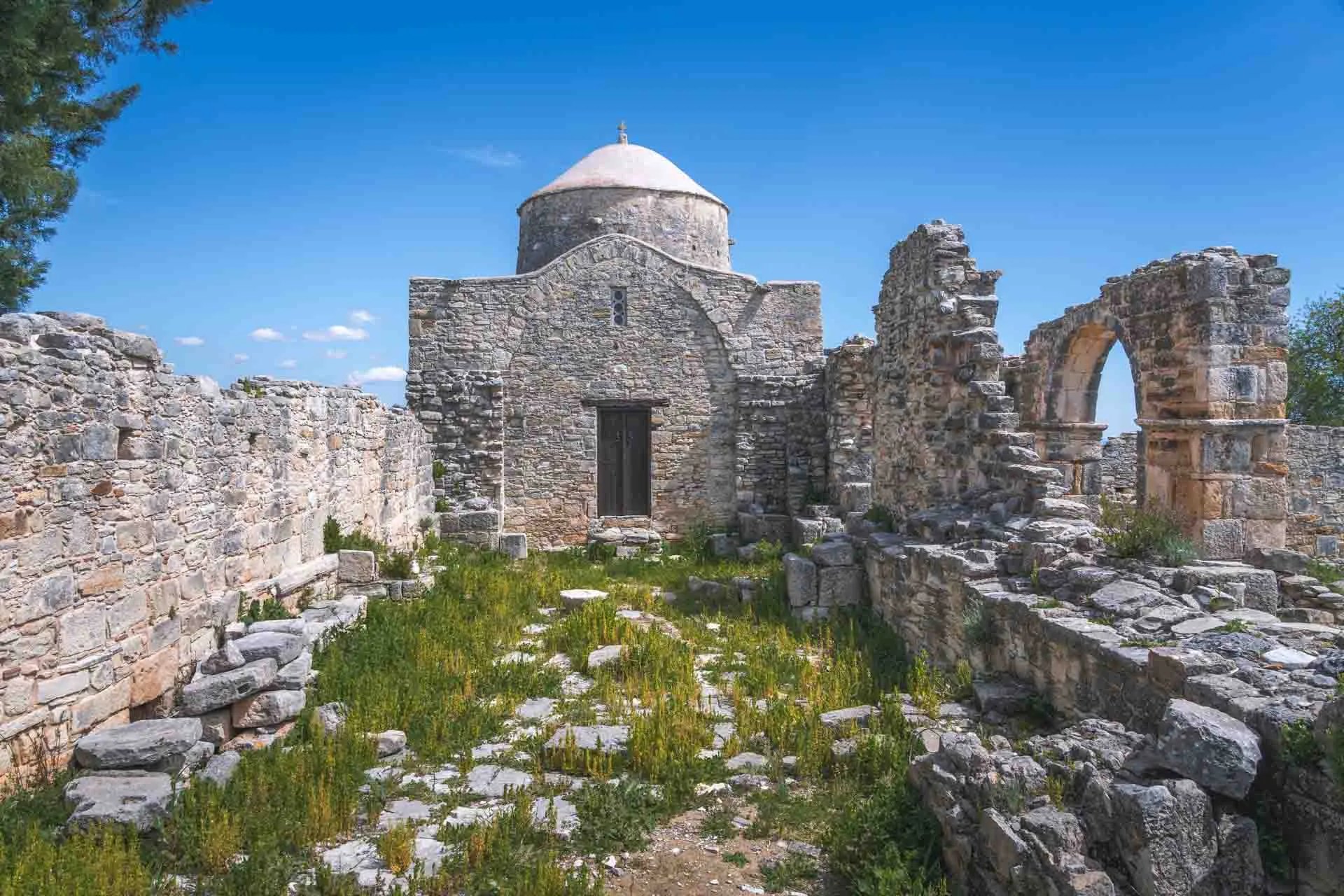 Panagia tou Sinti -luostarin rauniot, yksi merkittävimmistä mutta myös syrjäisimmistä luostareista Kyproksella Panagia tou Sinti -luostarin rauniot, yksi merkittävimmistä mutta myös syrjäisimmistä luostareista Kyproksella