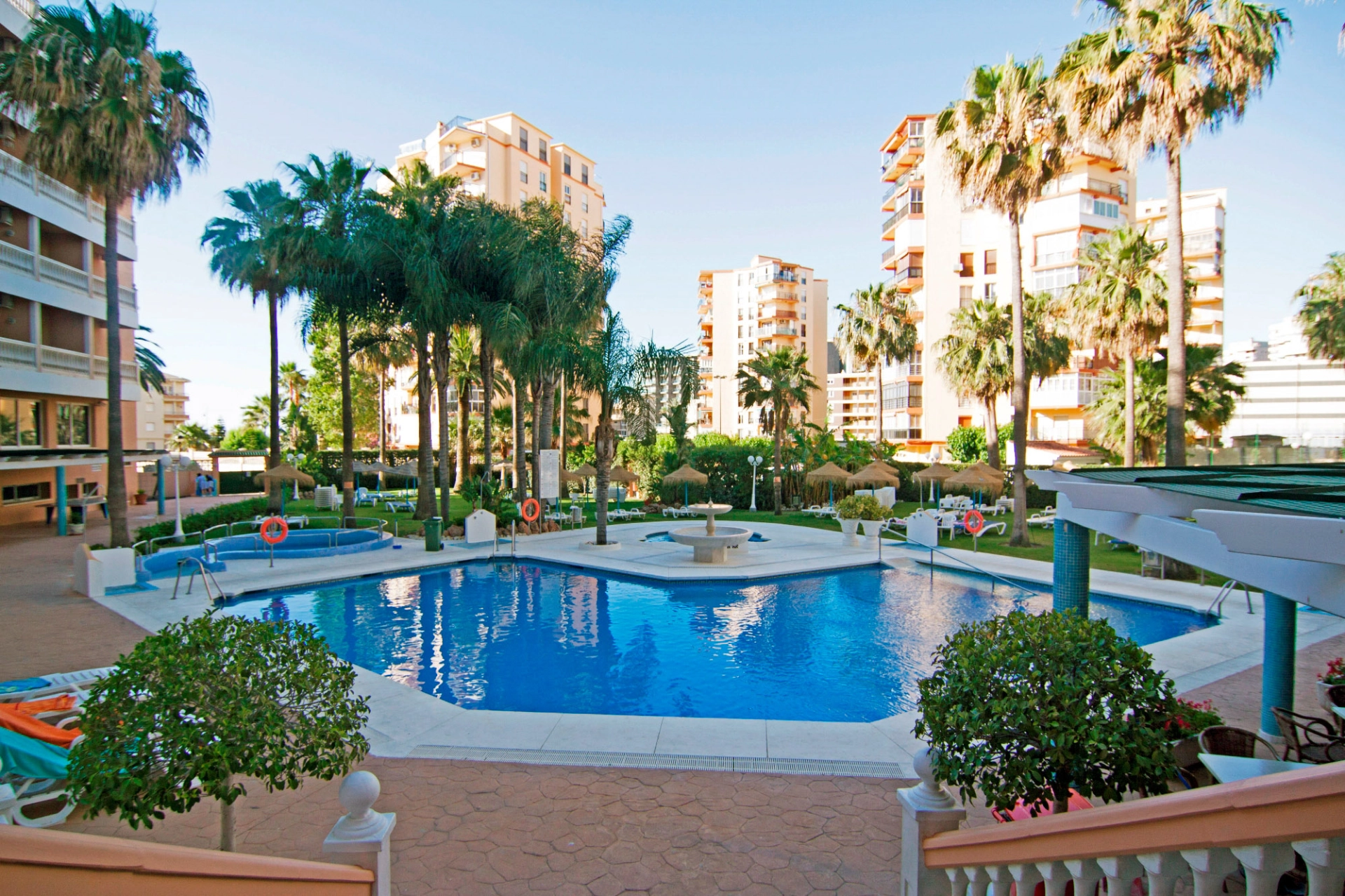 Uima-allasalue Hotel Parasolissa