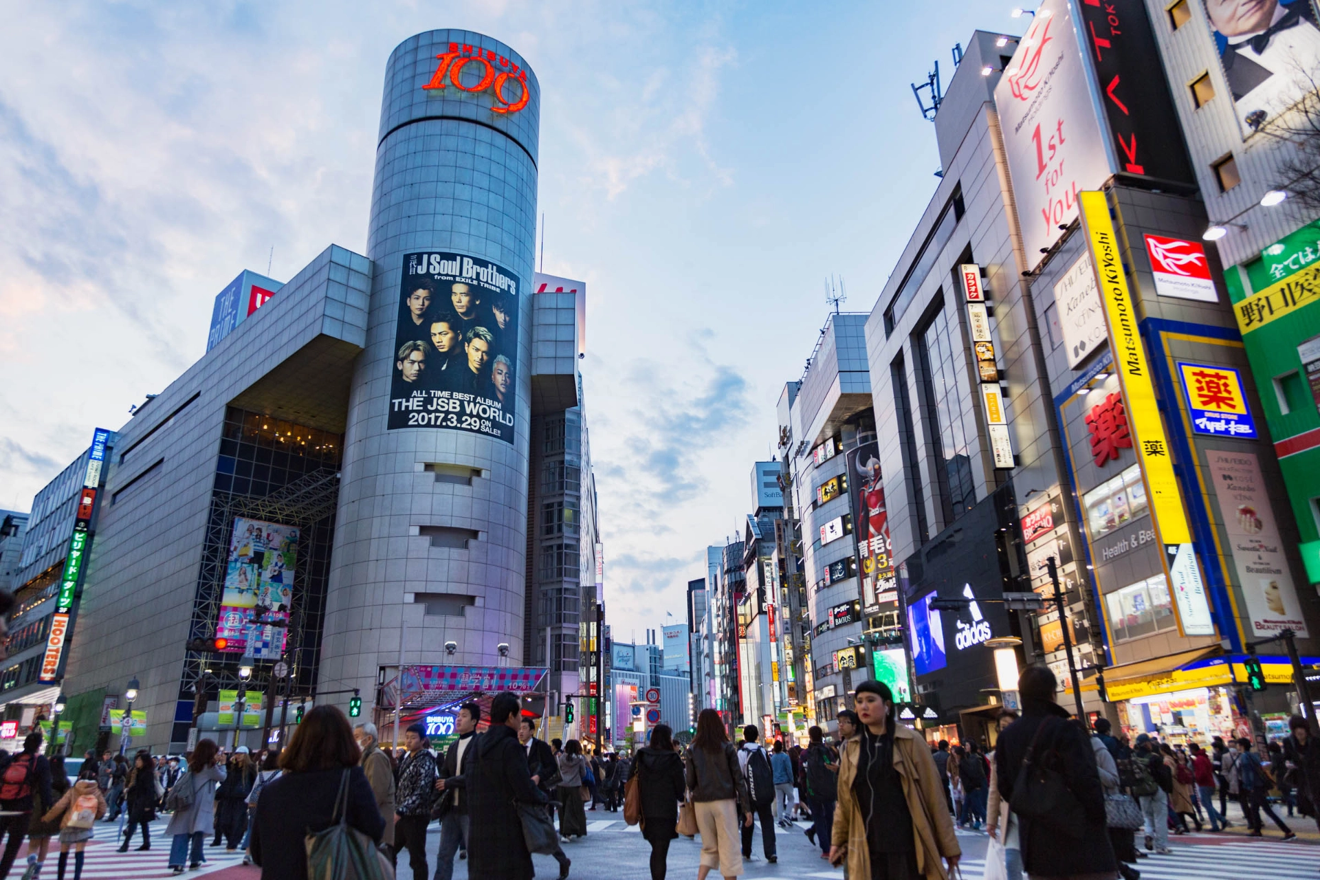 Jalankulkijoiden ylityspaikka Tokion Shibuya-alueella