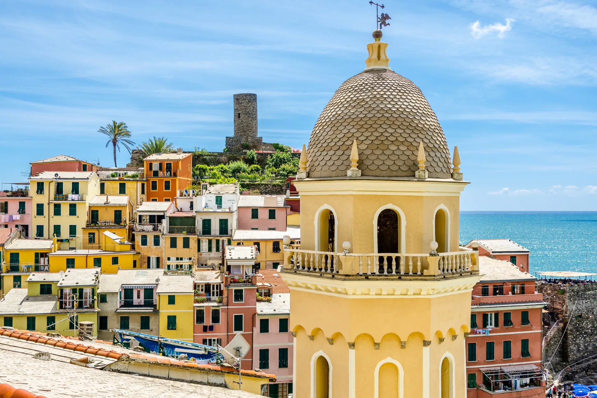 Vernazzan kirkontorni värikkäiden talojen ja merinäköalan kera Vernazzan kirkontorni värikkäiden talojen ja merinäköalan kera