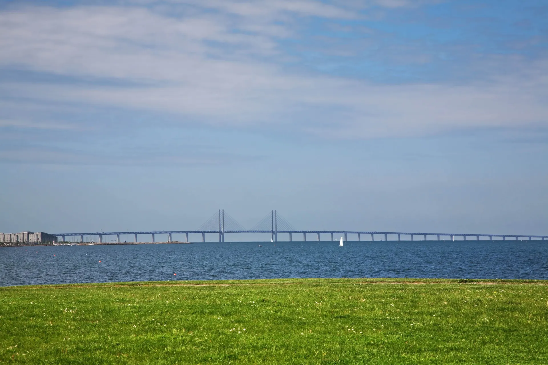 Öresundin silta yhdistää Malmö Ruotsissa ja Kööpenhaminan Tanskassa Öresundin silta yhdistää Malmö Ruotsissa ja Kööpenhaminan Tanskassa