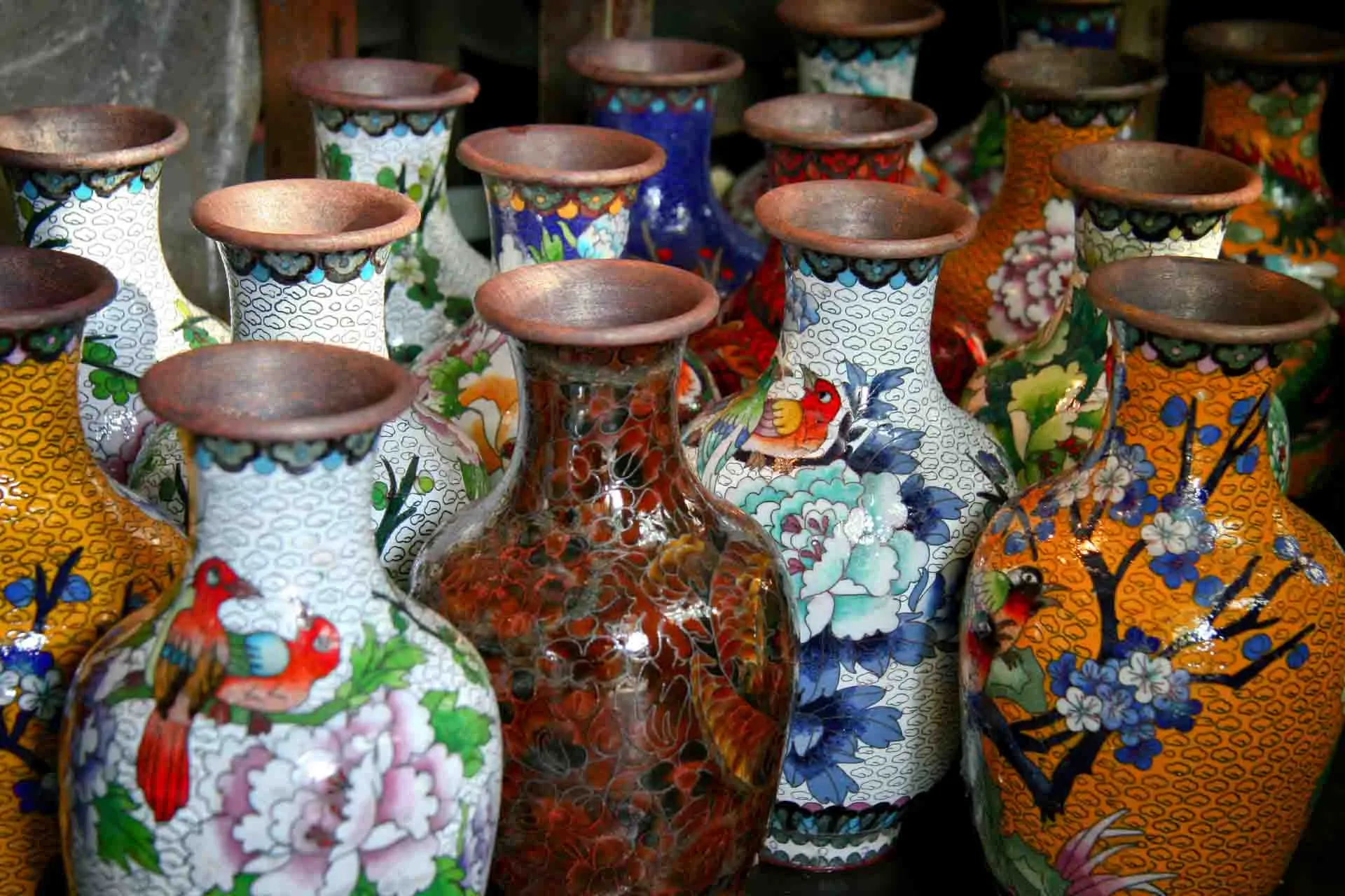 Kiinalaiset cloisonné-maljakot – perinteinen käsityö metallilangalla ja värillisellä emalilla Kiinalaiset cloisonné-maljakot – perinteinen käsityö metallilangalla ja värillisellä emalilla