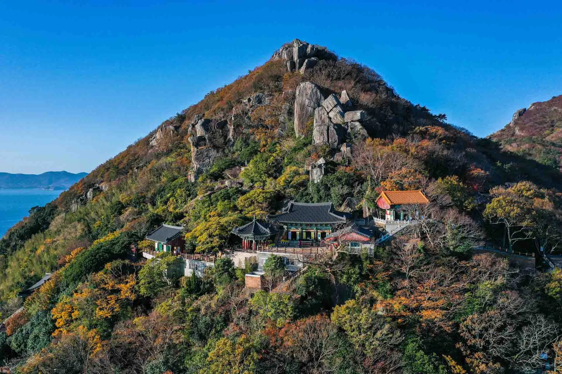 Hyangiram-temppeli Jeollanamissa – kallio­temppeli upealla merinäköalalla, tunnettu pyhiinvaelluskohteena