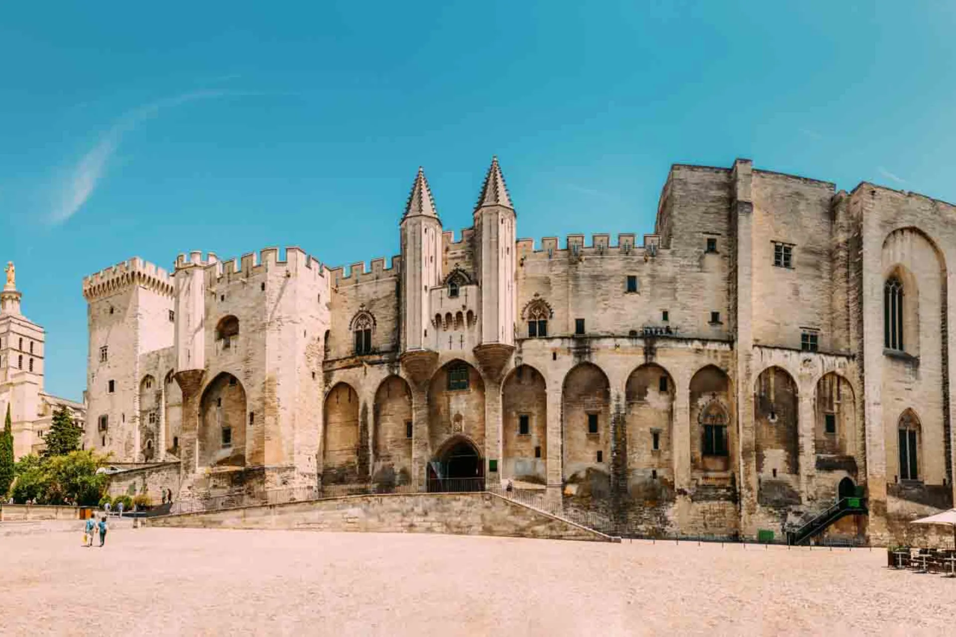 Paavien palatsi – yksi Euroopan suurimmista goottilaisista palatseista