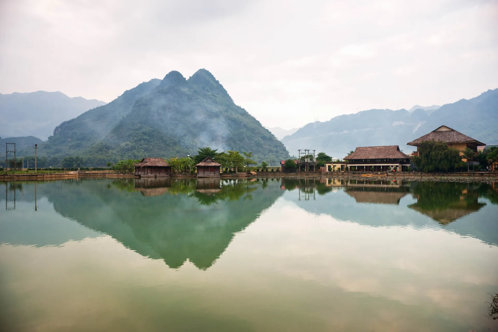 Satumaista kauneutta Hoa Binh -järven alueella Satumaista kauneutta Hoa Binh -järven alueella