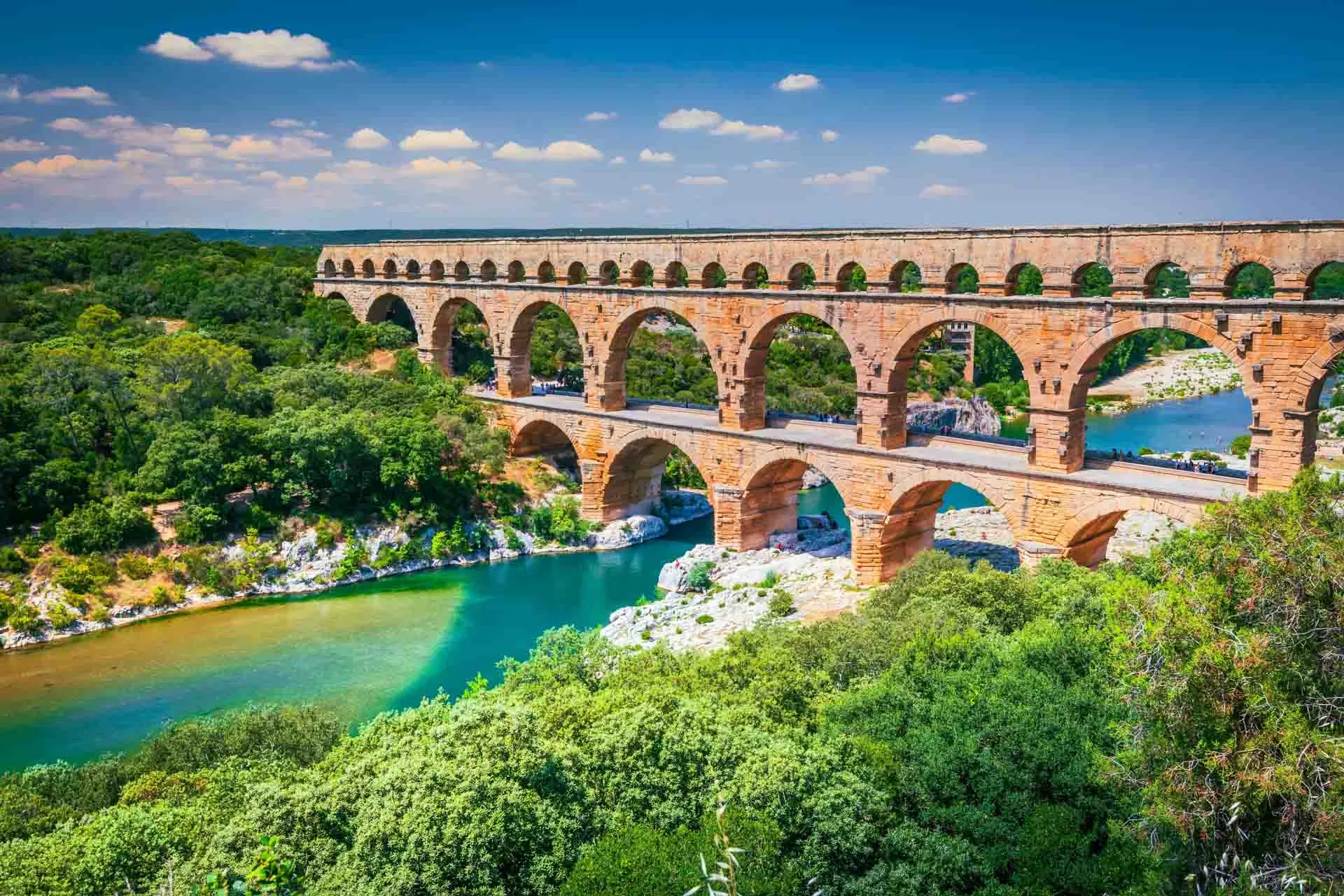 Kuuluisa Pont du Gard, roomalainen akveduktisilta Etelä-Ranskassa rakennettu 100-luvulla jaa.