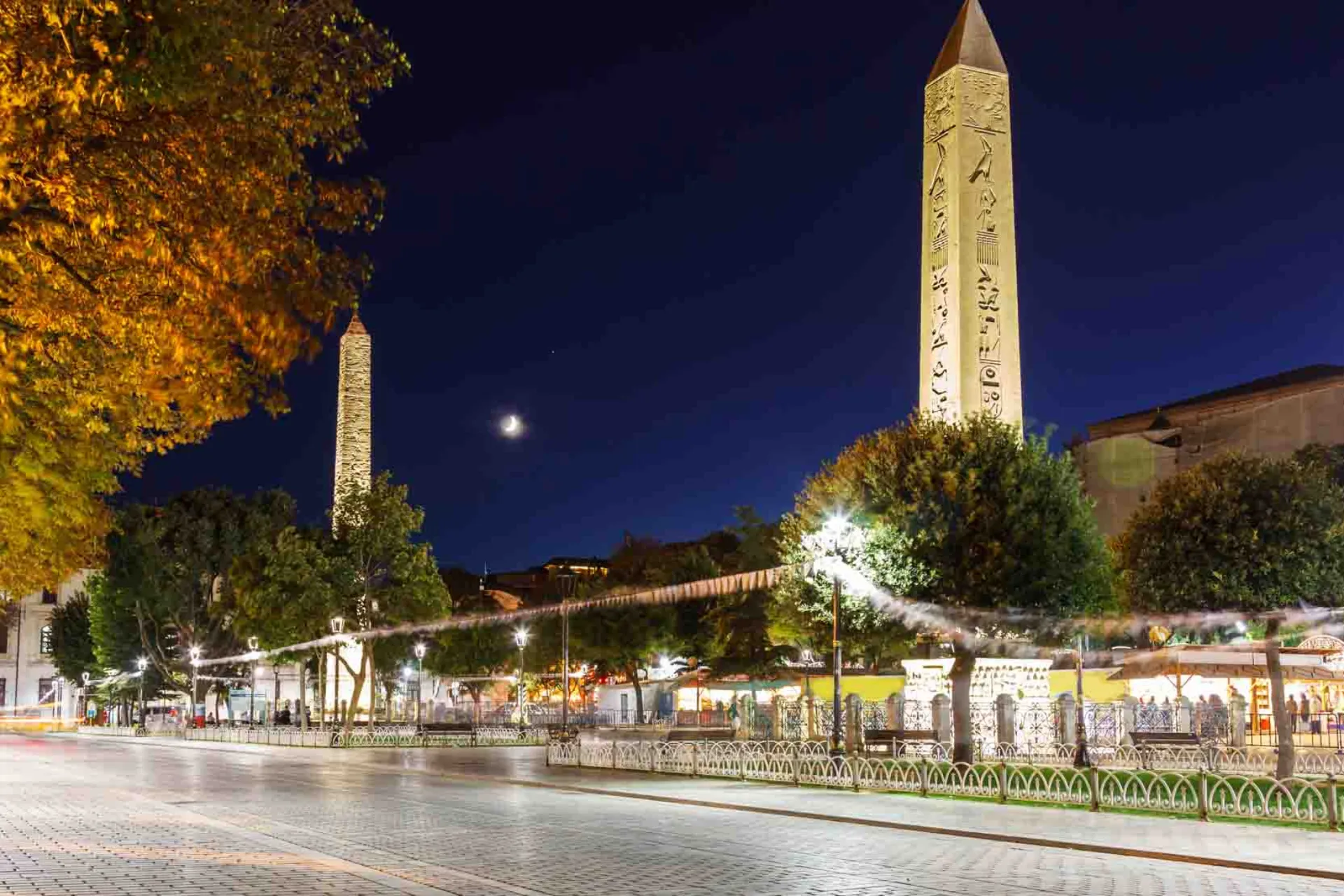 Theodosiuksen obeliski kohoaa majesteettisesti Istanbulin hippodromilla kaupungin keisarillisen loiston muistoksi