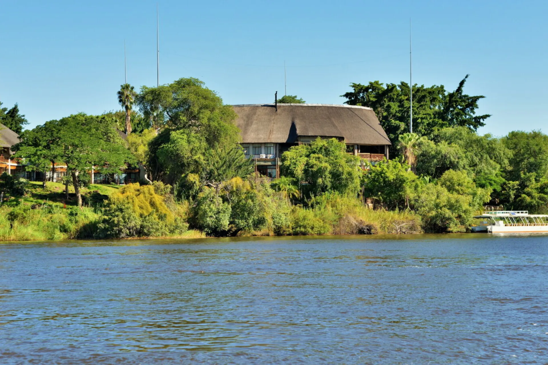 Mowana Lodge järven puolelta Mowana Lodge järven puolelta