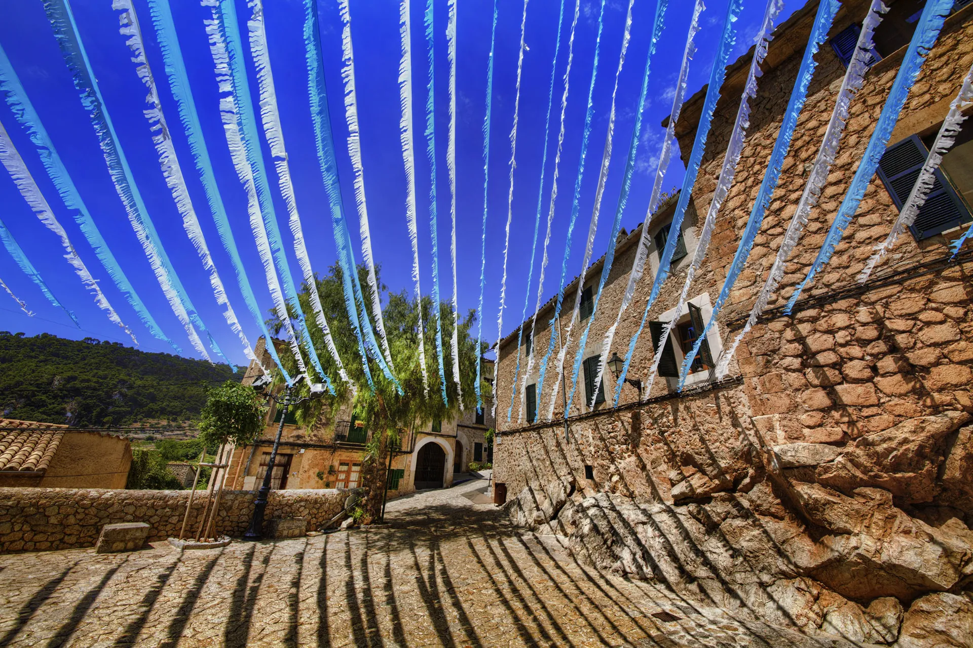 Värikkäät koristenauhat Valldemossassa Värikkäät koristenauhat Valldemossassa