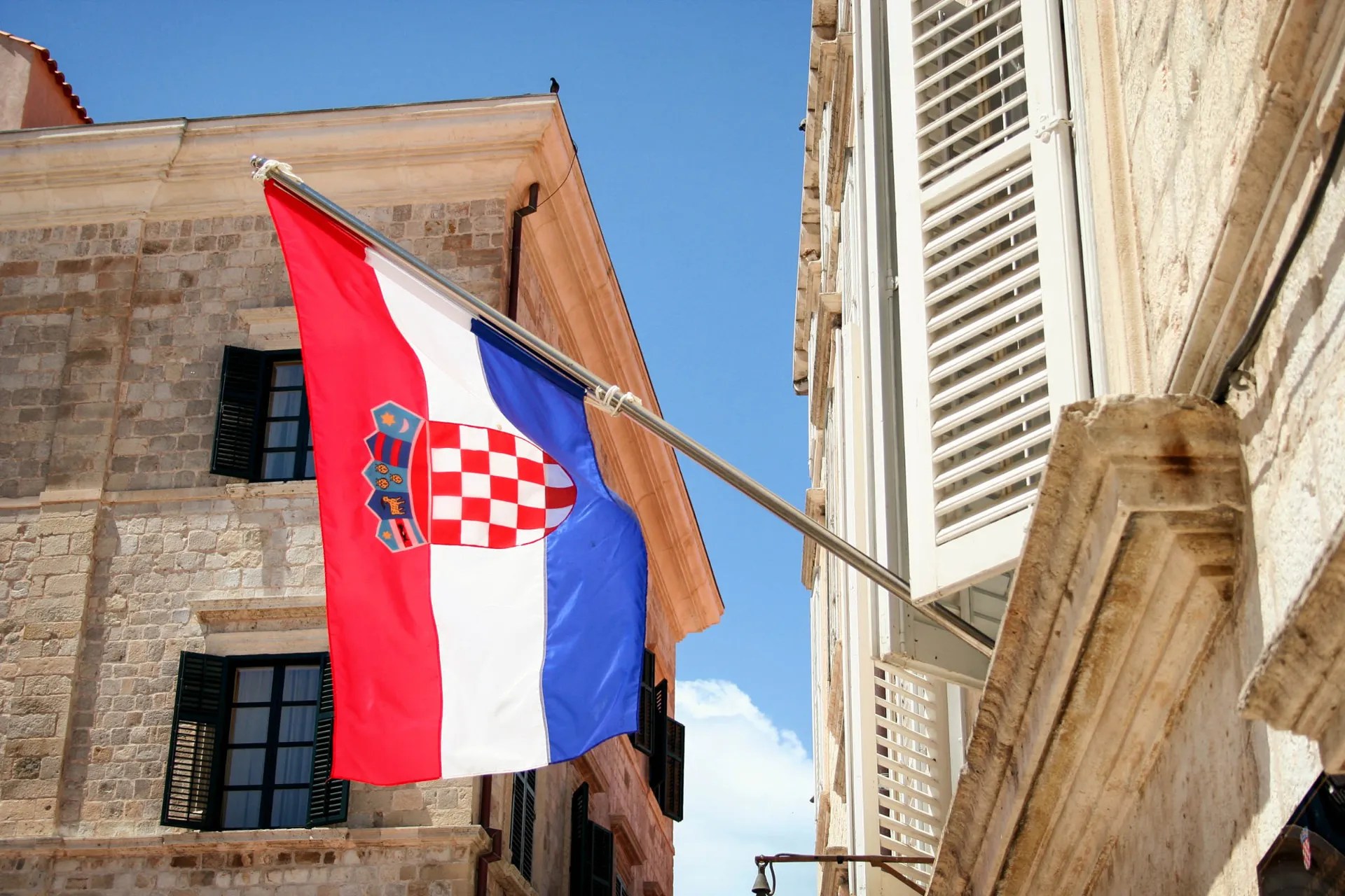Kroatian lippu viidellä pienellä vaakunalla