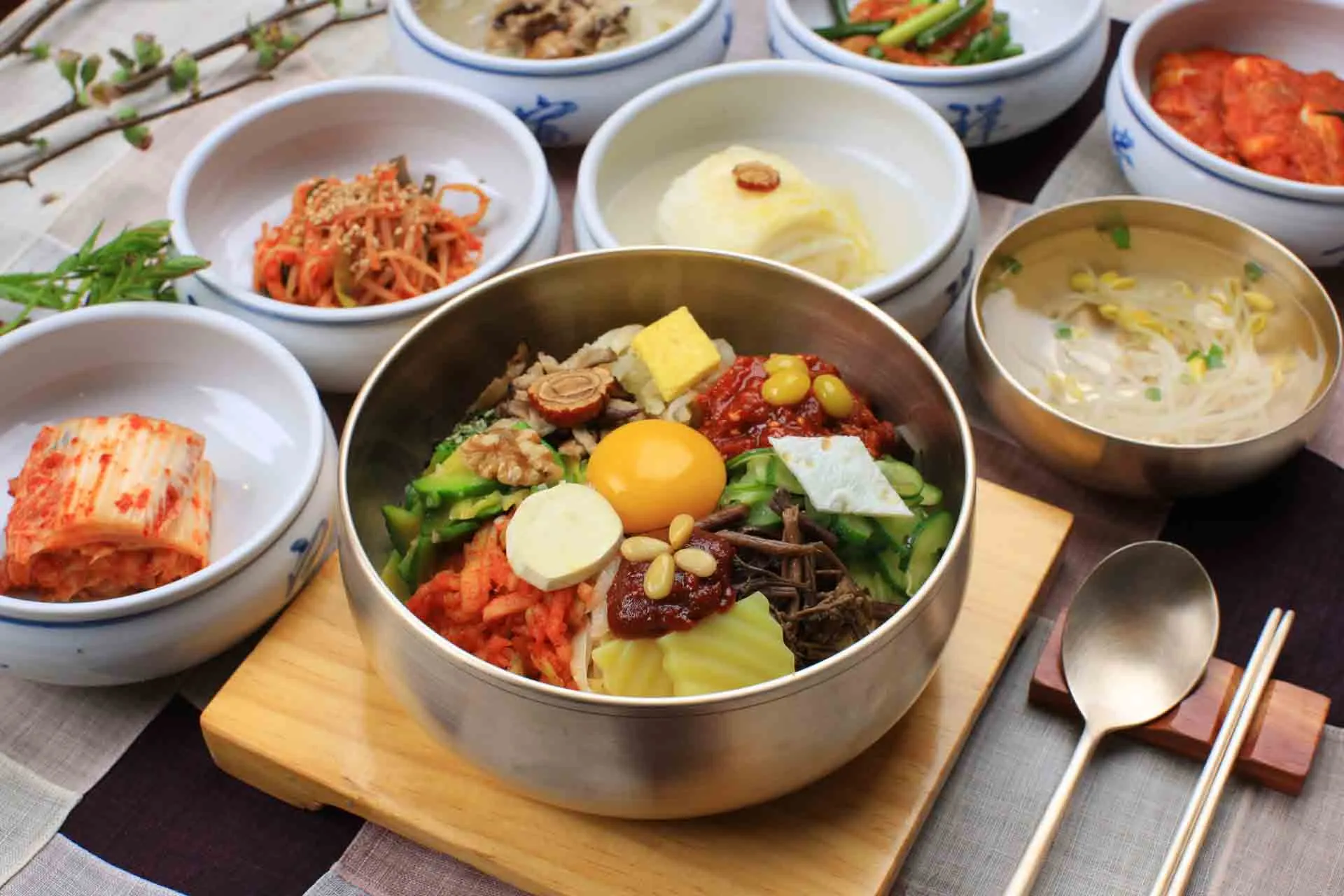 Jeonjun bibimbap – yksi Korean kuuluisimmista ruoista, tarjoillaan riisin, vihannesten, lihan ja kananmunan kanssa