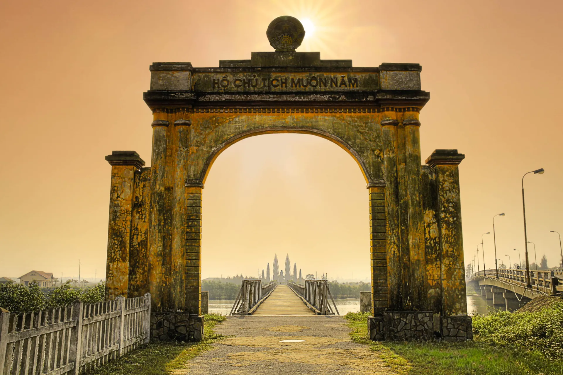 Kävelemme vanhan Hien Luong -sillan yli Kävelemme vanhan Hien Luong -sillan yli