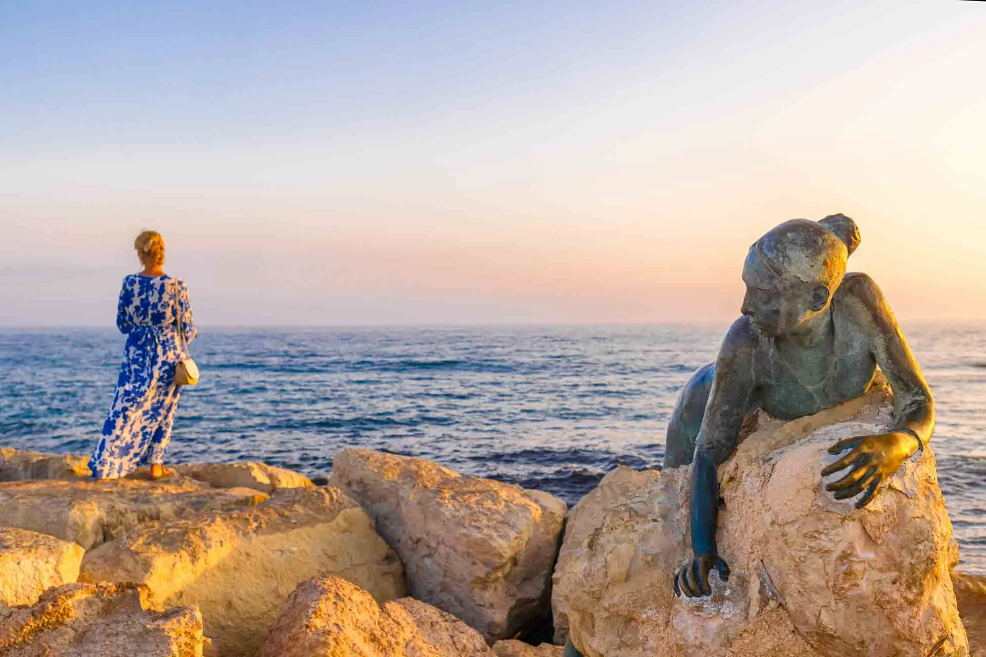 Patsas "Sol Alter" Paphoksen rantakadulla – kunnianosoitus Afroditeelle Patsas "Sol Alter" Paphoksen rantakadulla – kunnianosoitus Afroditeelle