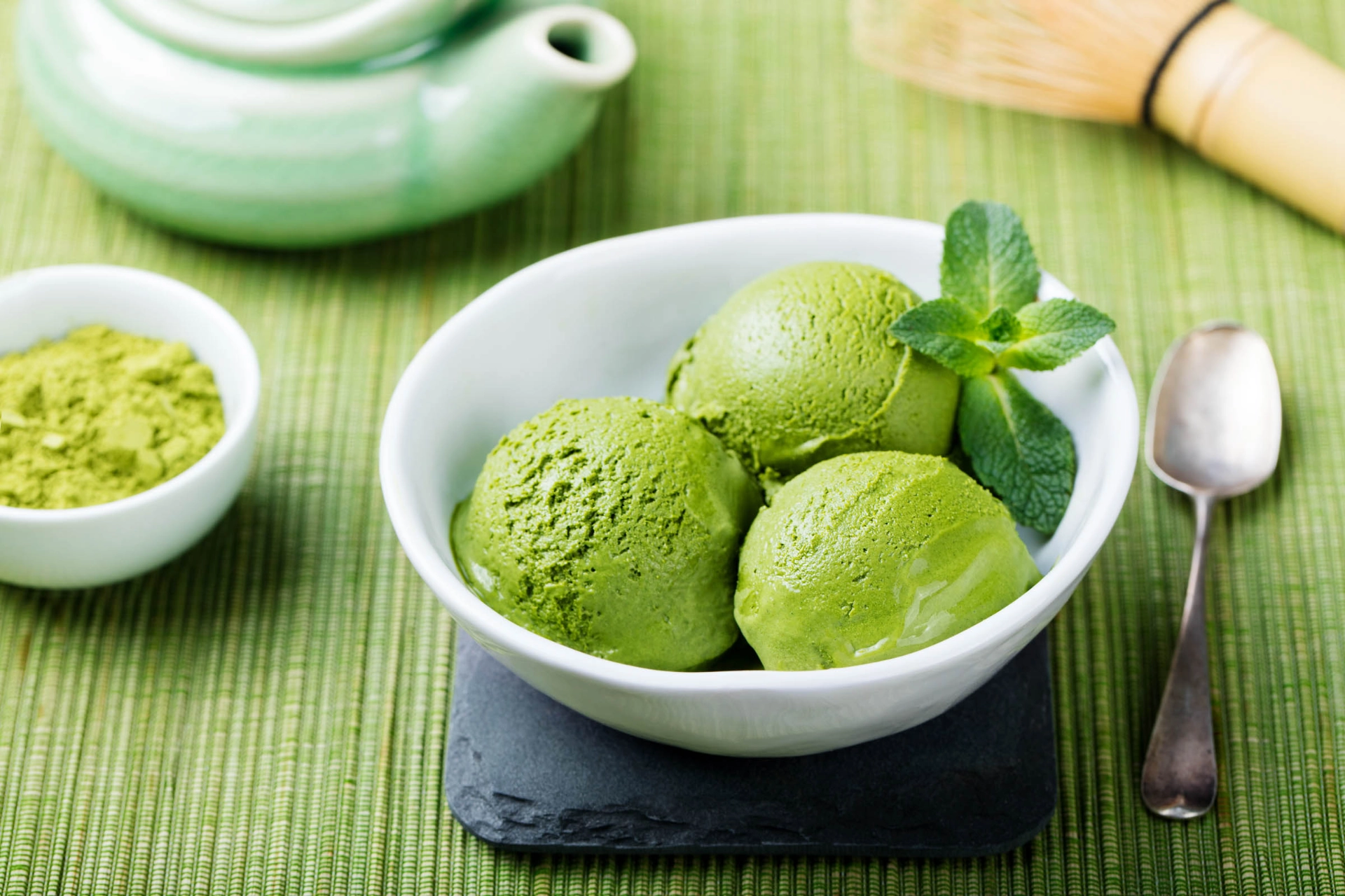 Matcha-jäätelö – japanilainen vihreä tee -jäätelö aidolla matchajauheella