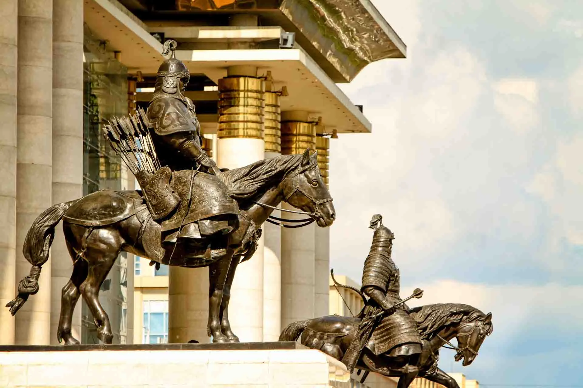 Ratsastajapatsaat Tšingis-kaanin muistomerkillä parlamentin edessä Ulan Batorissa Ratsastajapatsaat Tšingis-kaanin muistomerkillä parlamentin edessä Ulan Batorissa