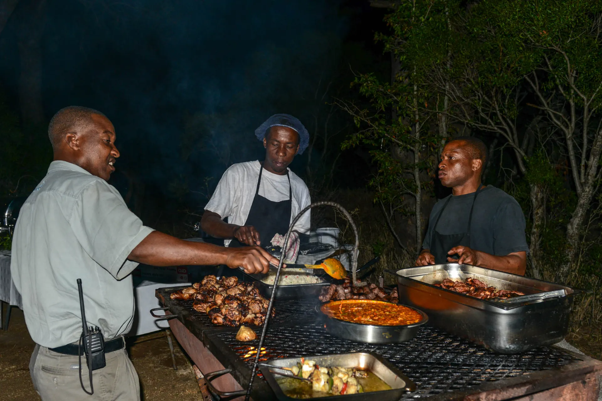 Aika BOMA-illalliselle – afrikkalainen grilli tähtitaivaan alla iltasafarin jälkeen Aika BOMA-illalliselle – afrikkalainen grilli tähtitaivaan alla iltasafarin jälkeen