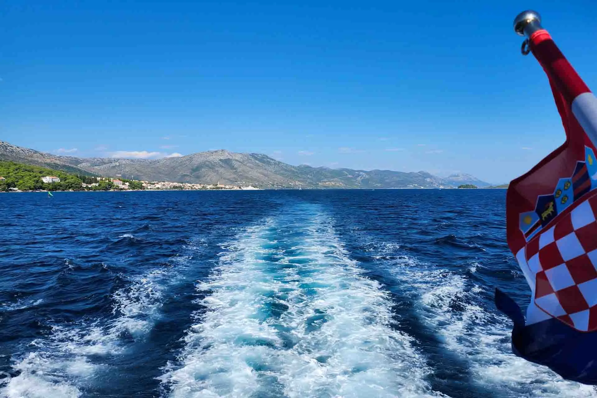Adrianmeri mereltä katsottuna – vapaus, aallot ja Kroatia näkyvissä